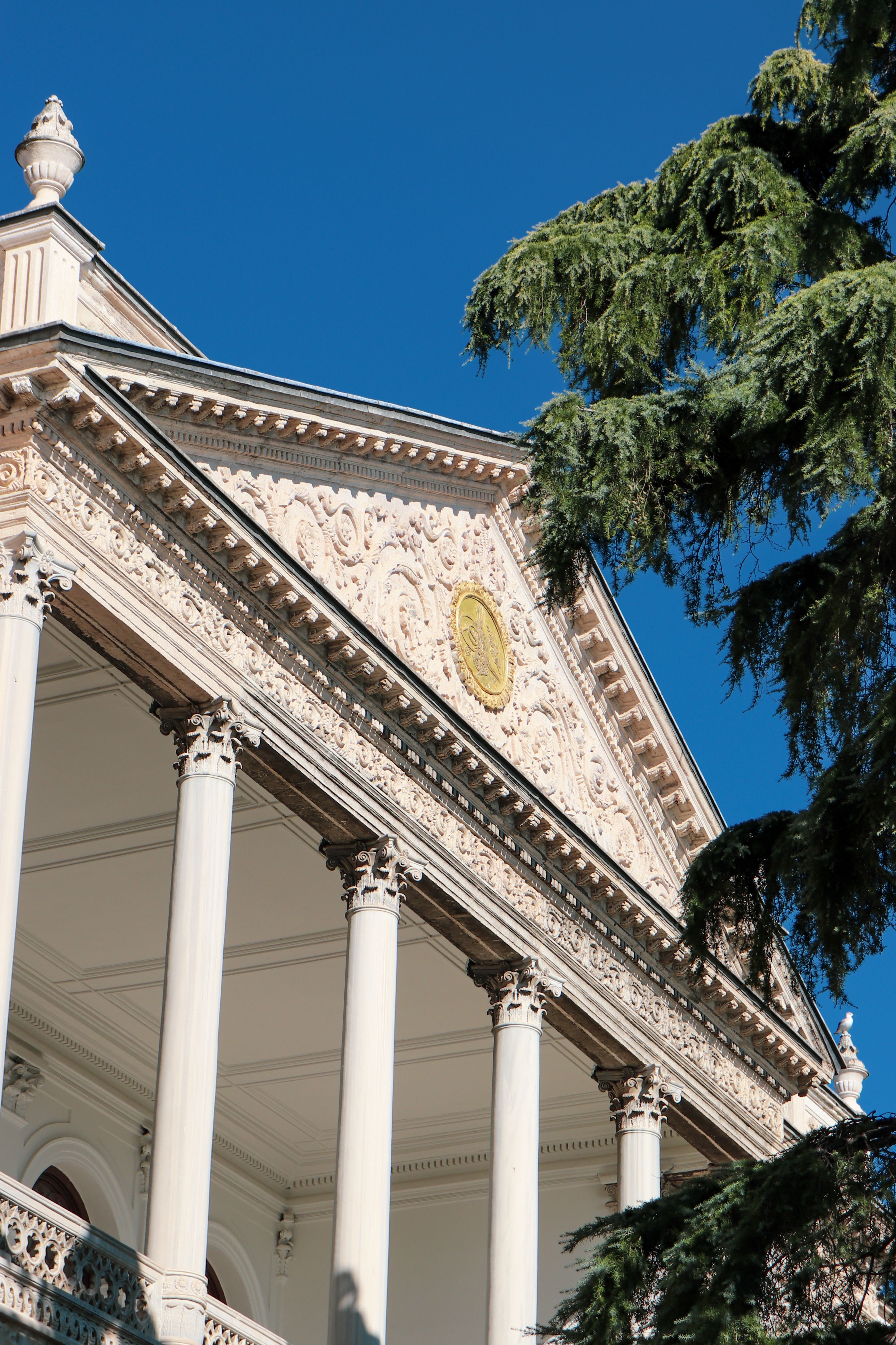 Elegant Neoclassical Building Facade with Columns · Free Stock Photo