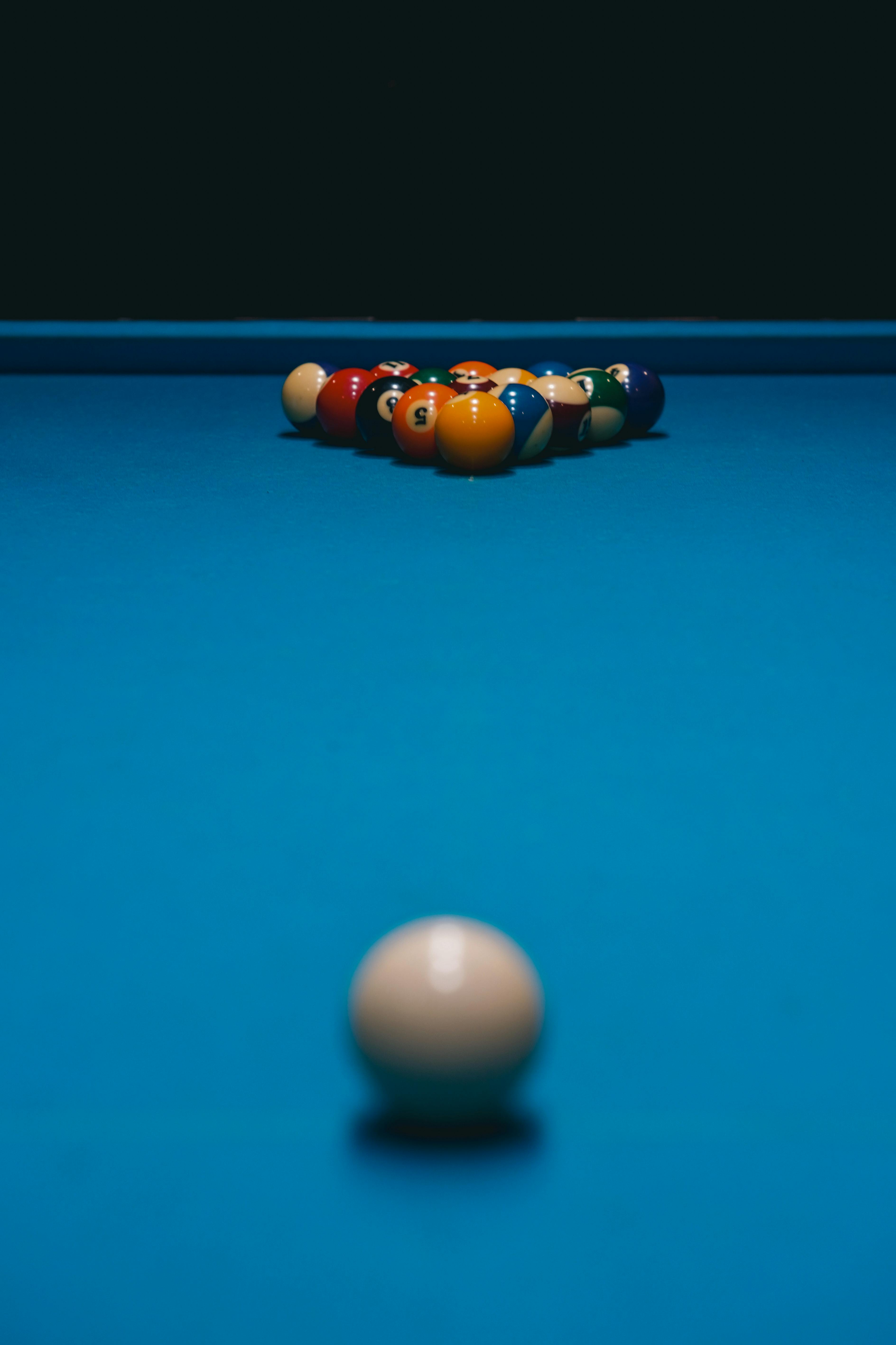 grátis Uma foto detalhada de bolas de bilhar dispostas em uma mesa de bilhar azul, prontas para uma partida. Foto profissional