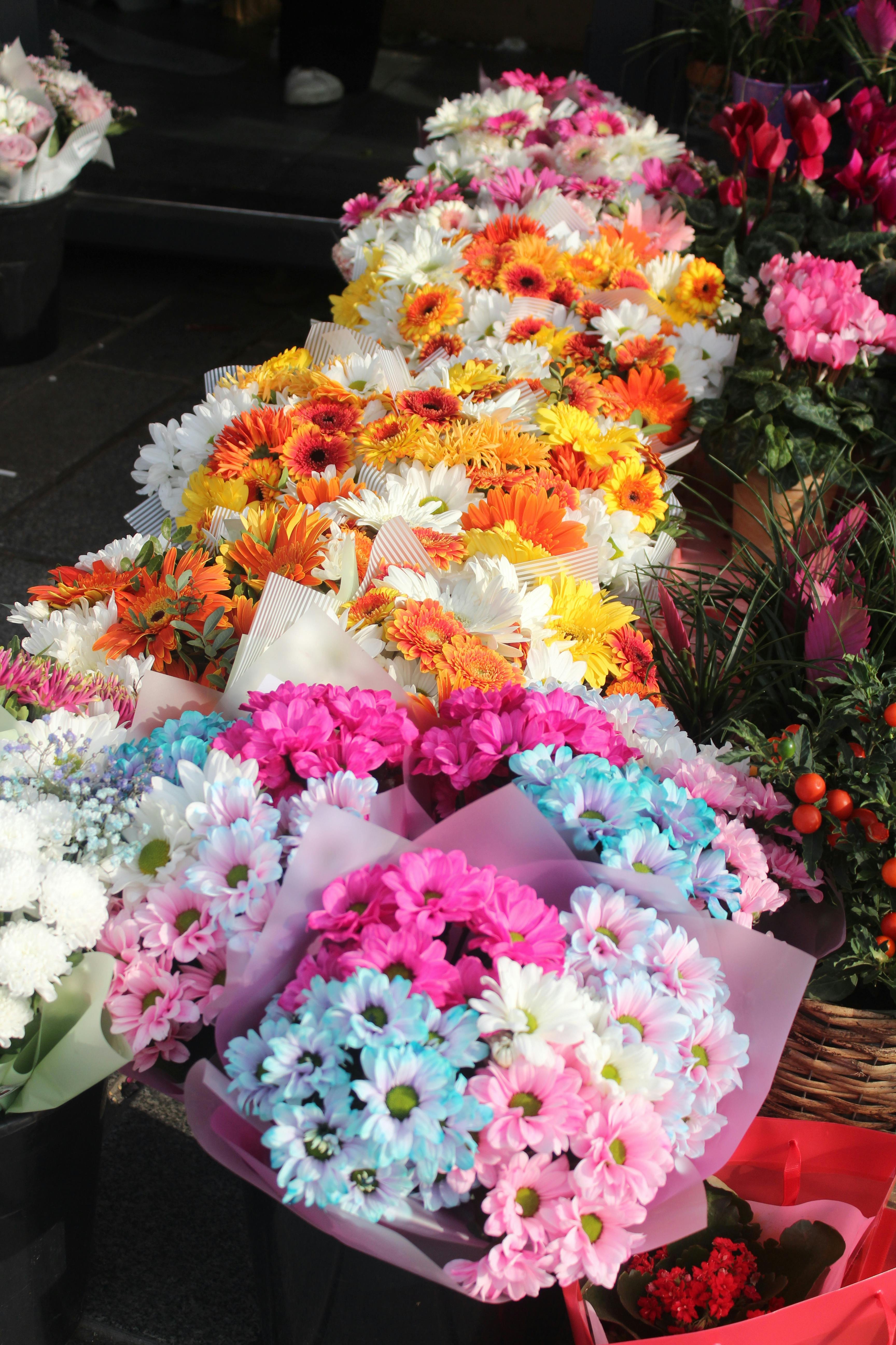 [ColoSach]-vibrant-bouquets-of-flowers-in-a-market-setting,-showcasing-a-variety-of-colors-and-blooms.