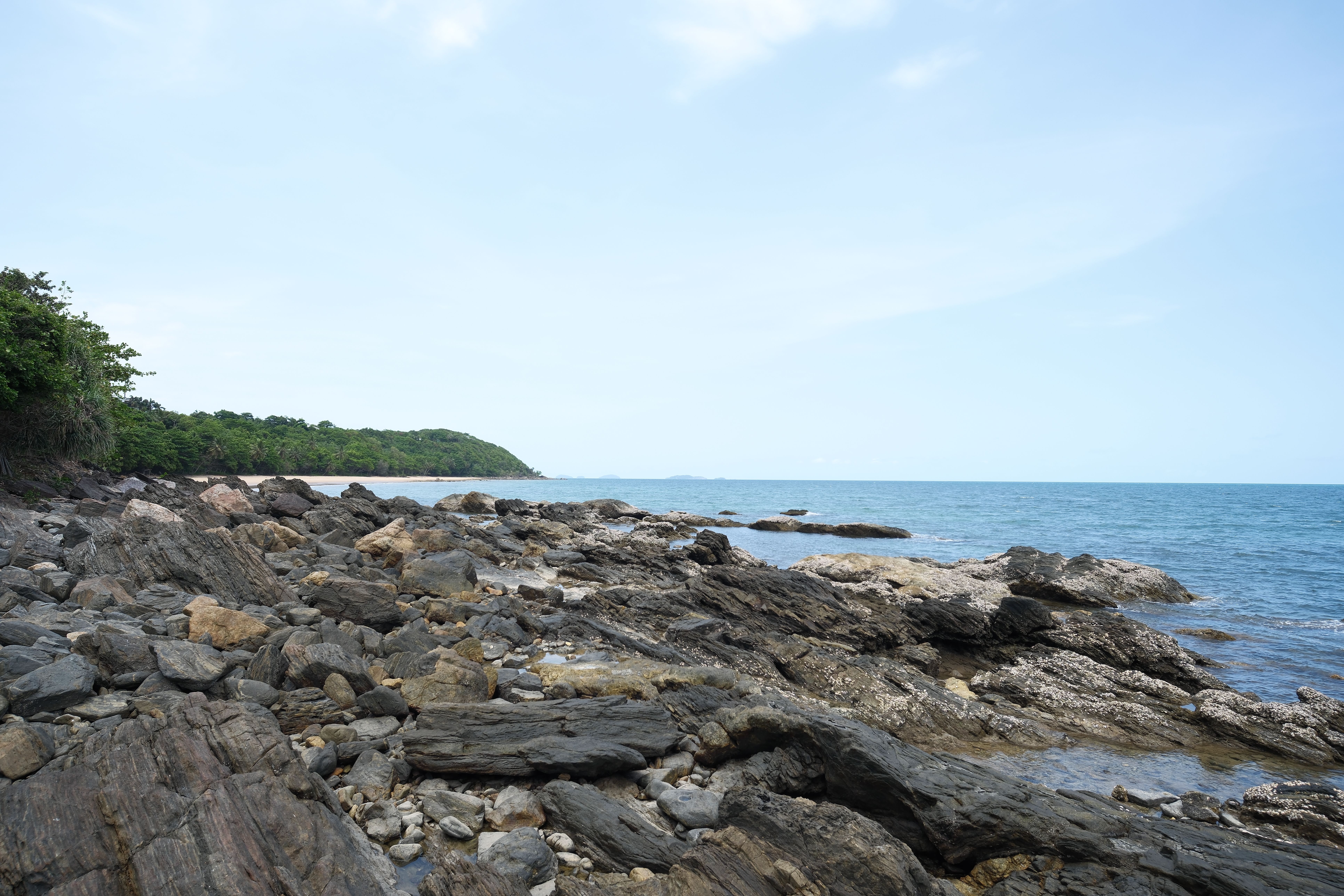 Costa Rocosa De Playa En Paisaje Natural · Foto de stock gratuita