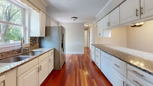 Free Elegant modern kitchen featuring granite countertops and stainless steel appliances. Stock Photo