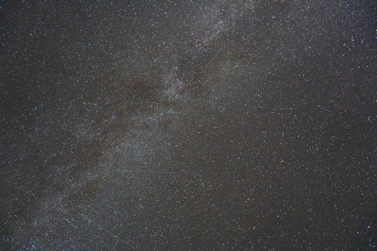 Agents IA : un développeur orchestre une constellation d'intelligences
