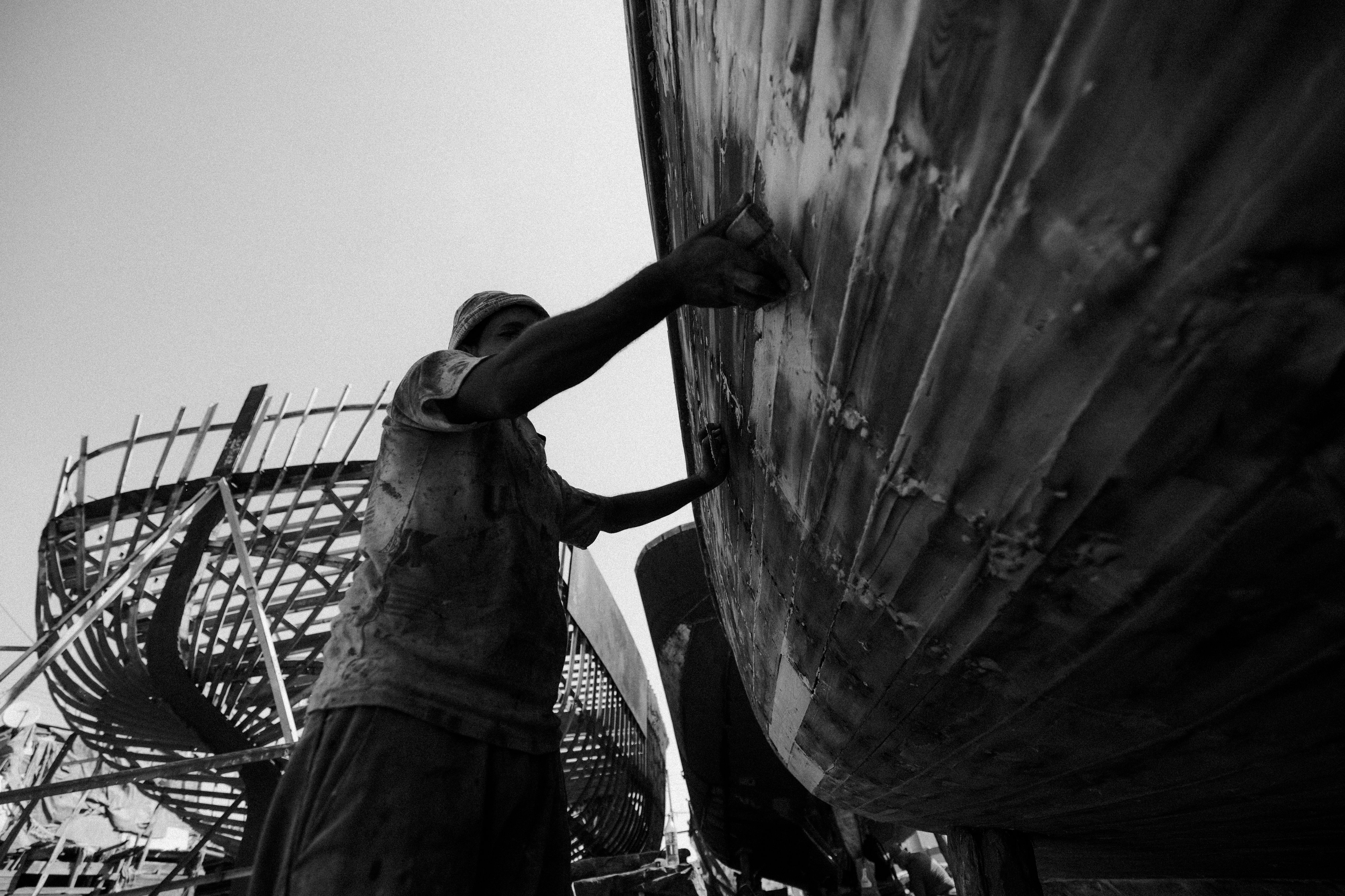 Manutenção e reparação de barco de madeira tradicional