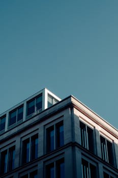 伦敦一座以蓝天为背景的当代办公楼建筑