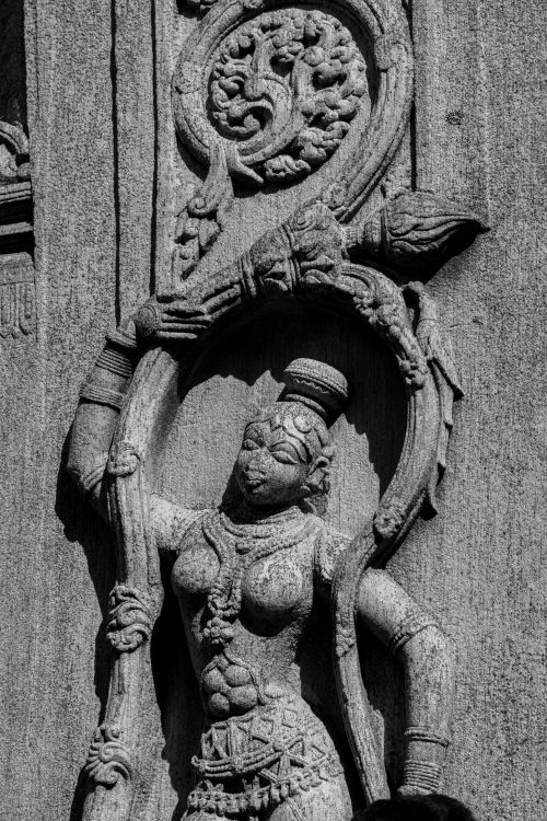 Free Detailed stone carving of a Hindu deity in Melukote, Karnataka, showcasing rich cultural and architectural heritage. Stock Photo