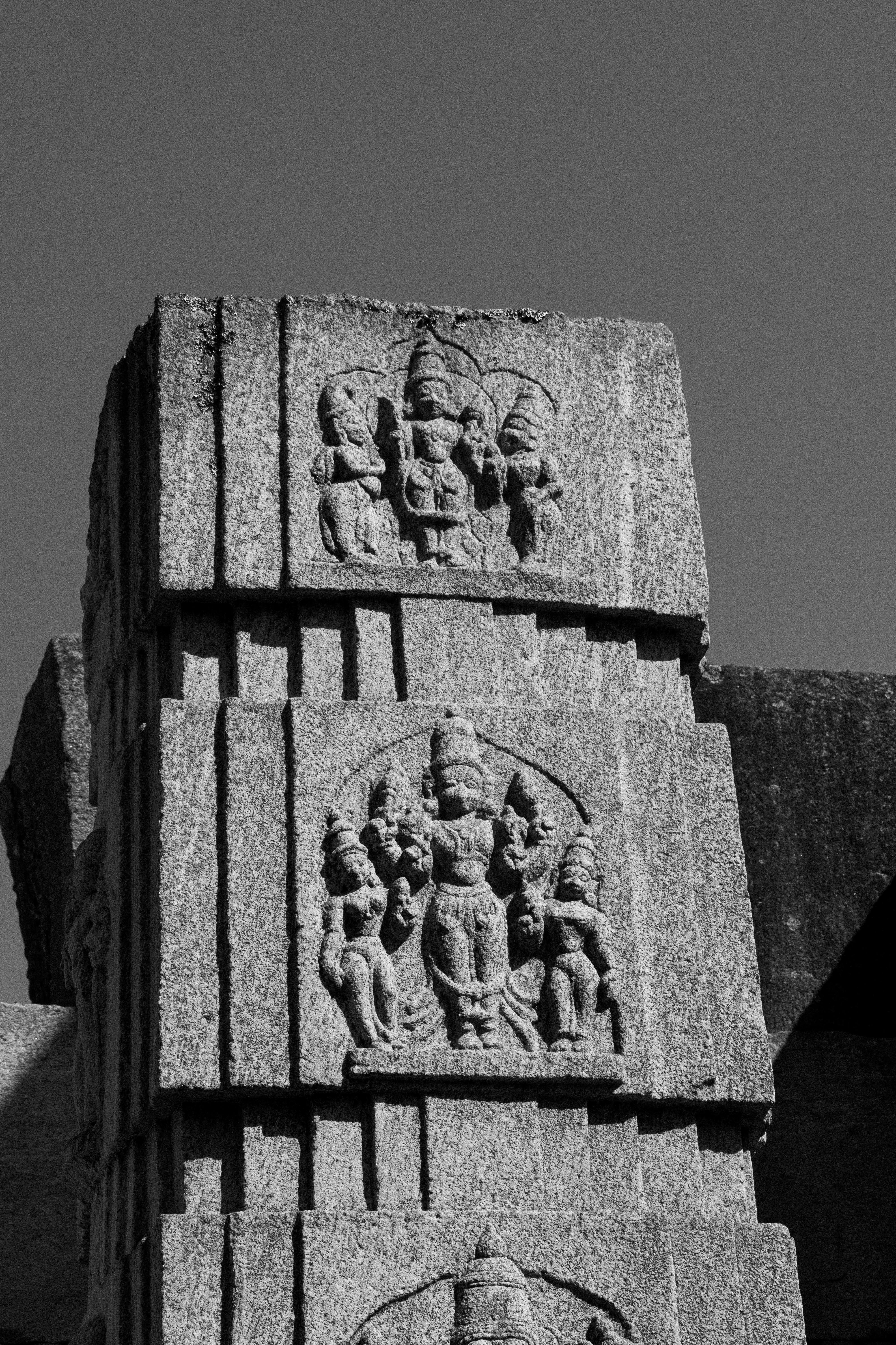 Gratuit Imagine alb-negru a unor sculpturi antice din templele hinduse din Melukote, India, care evidențiază moștenirea culturală. Fotografie de stoc