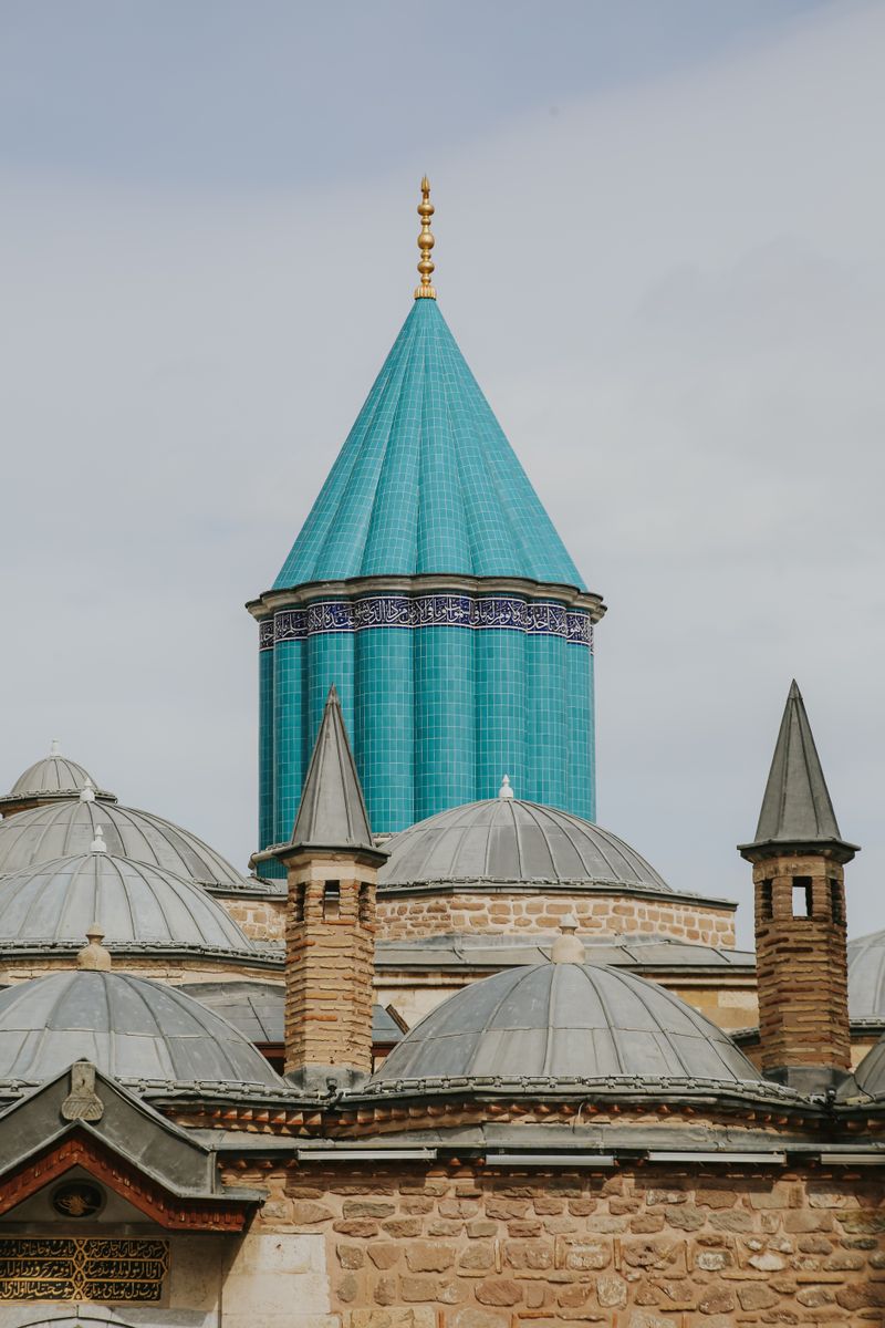 Konya'daki turkuaz kubbeli tarihî mimari yapı