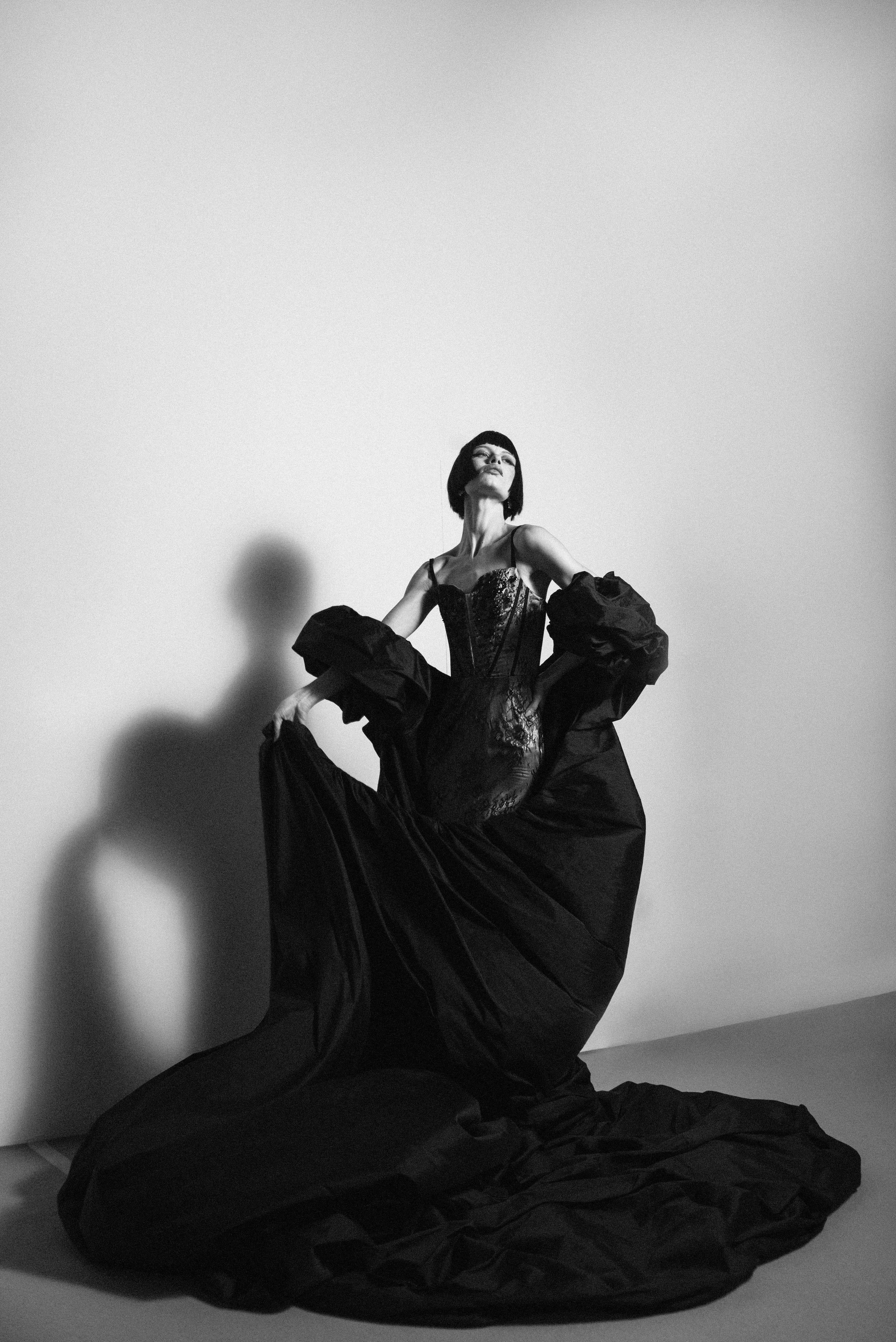 Elegante Retrato De Moda Con Un Dramático Vestido Negro · Foto de stock ...