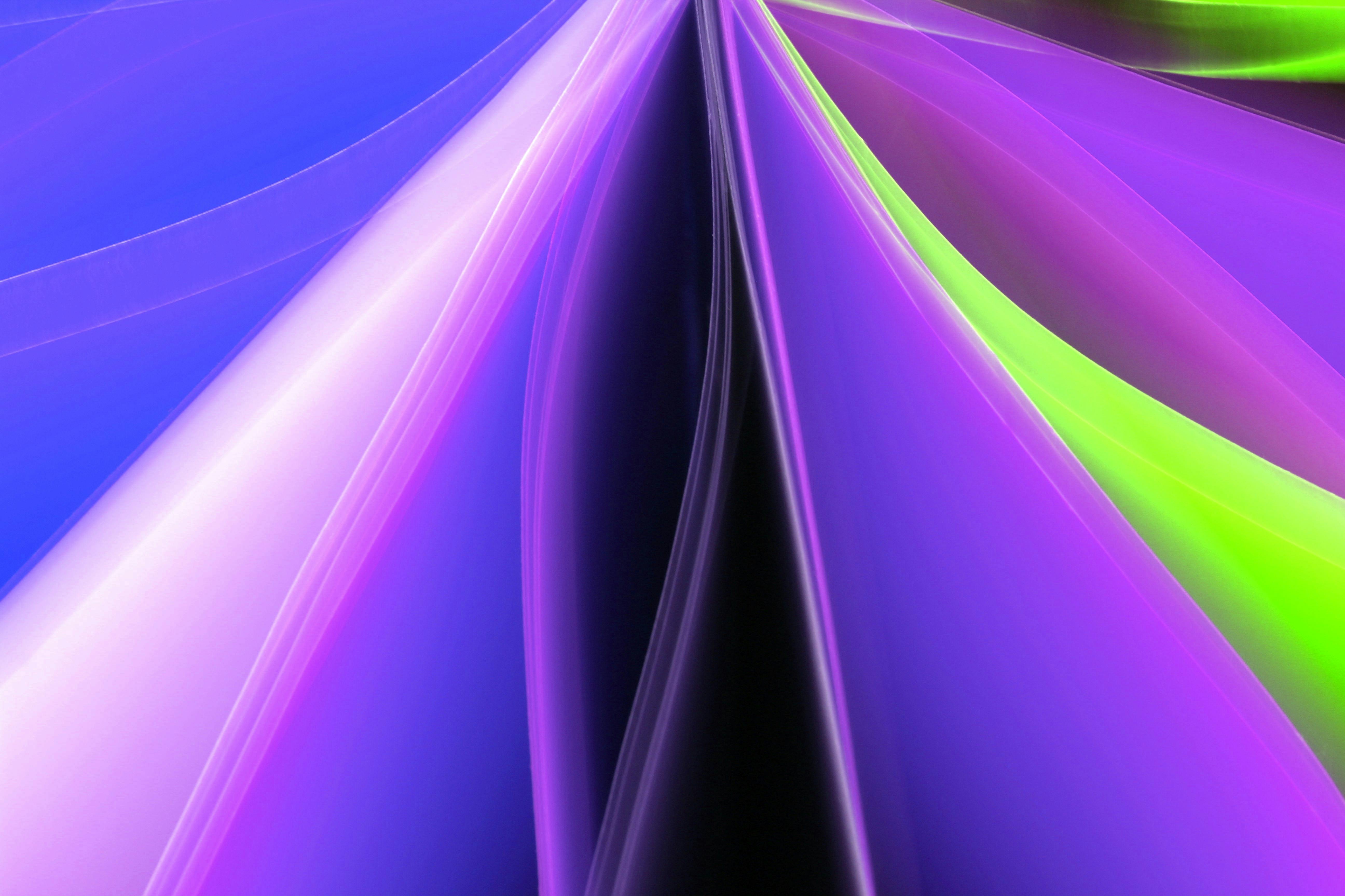 gratis Abstracte close-up van levendige lichtstrepen in blauwe, paarse en groene tinten, waardoor een dynamisch en kleurrijk beeld ontstaat. Stockfoto