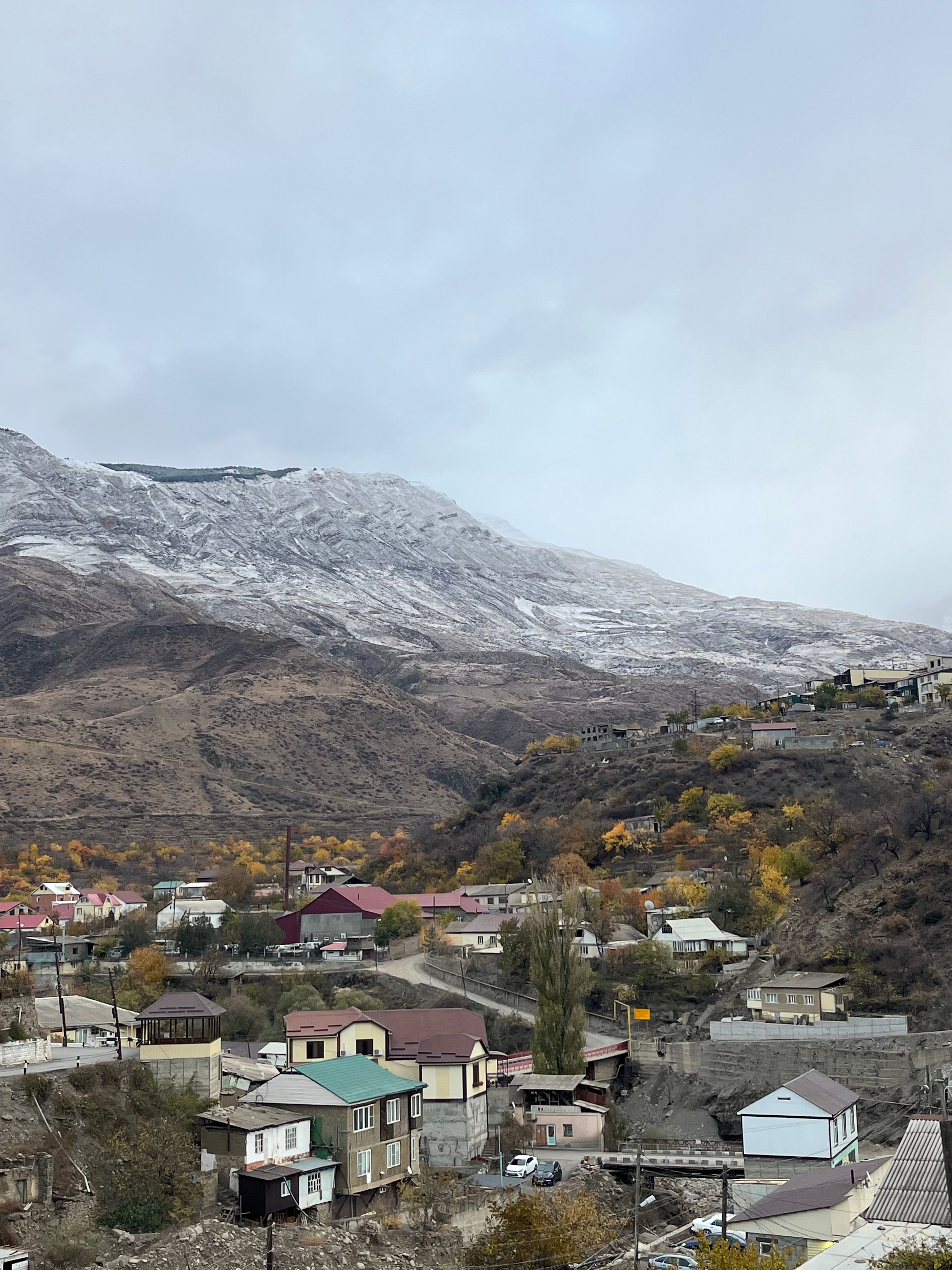 Picturesque Village with Mountain View in Fall · Free Stock Photo