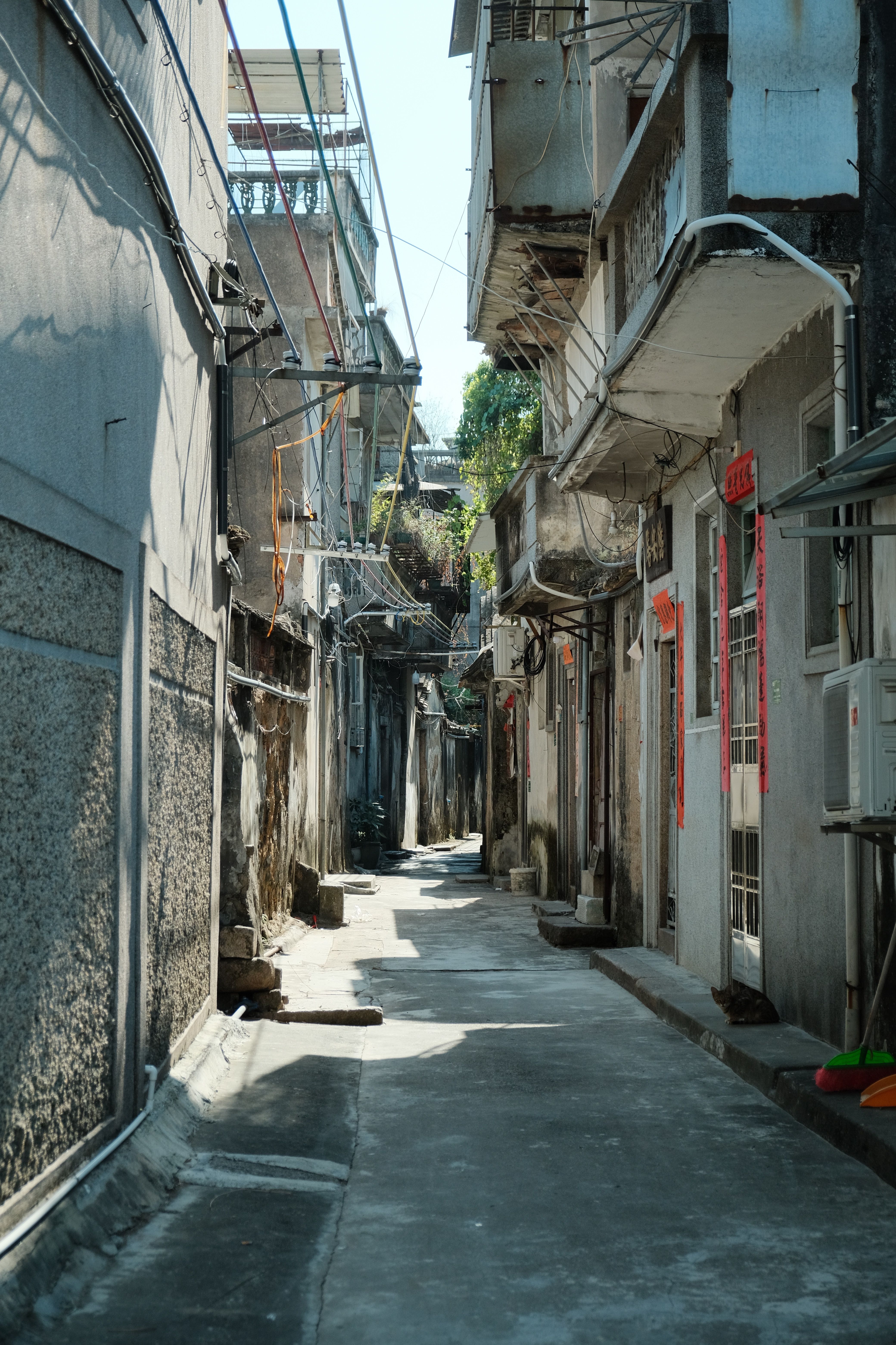 Narrow Urban Alleyway with Weathered Architecture · Free Stock Photo