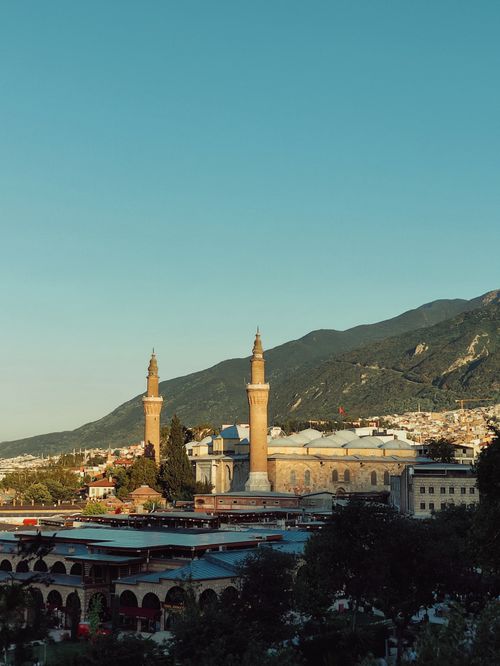 Free Beautiful view of the Grand Mosque in Bursa, Türkiye against a mountain backdrop. Stock Photo