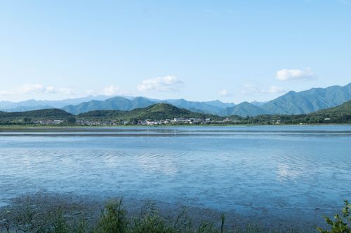 Free A serene lake with a mountain backdrop under a clear blue sky, perfect for nature lovers. Stock Photo