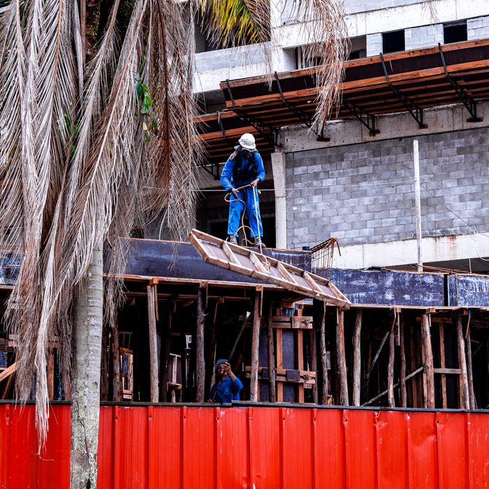 Crew working on scaffolding at a building site — photo by Juan Pablo Daniel on Pexels