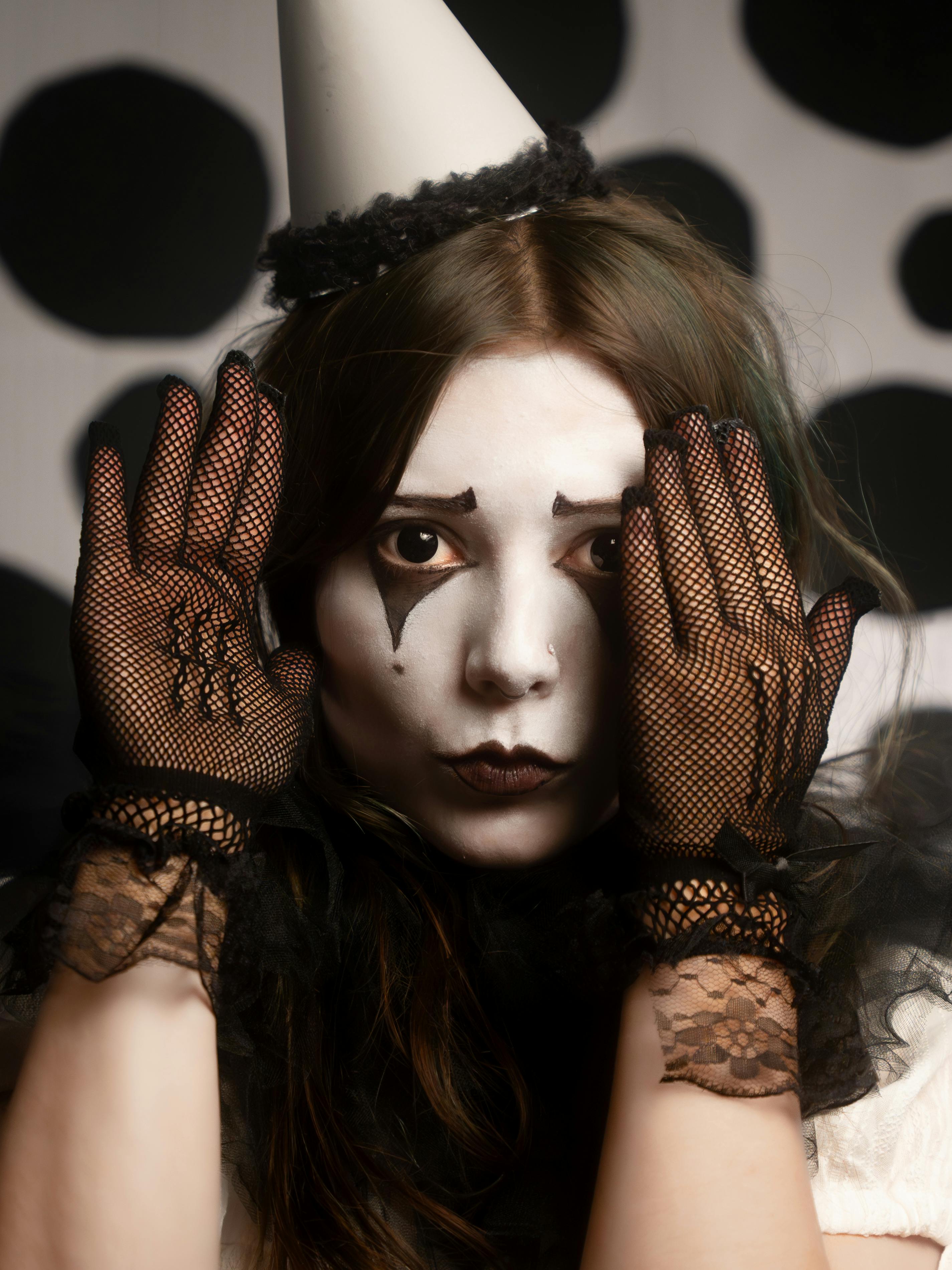 grátis Retrato de uma mulher vestida de mímica com luvas de renda, perfeito para o tema do Halloween. Foto profissional