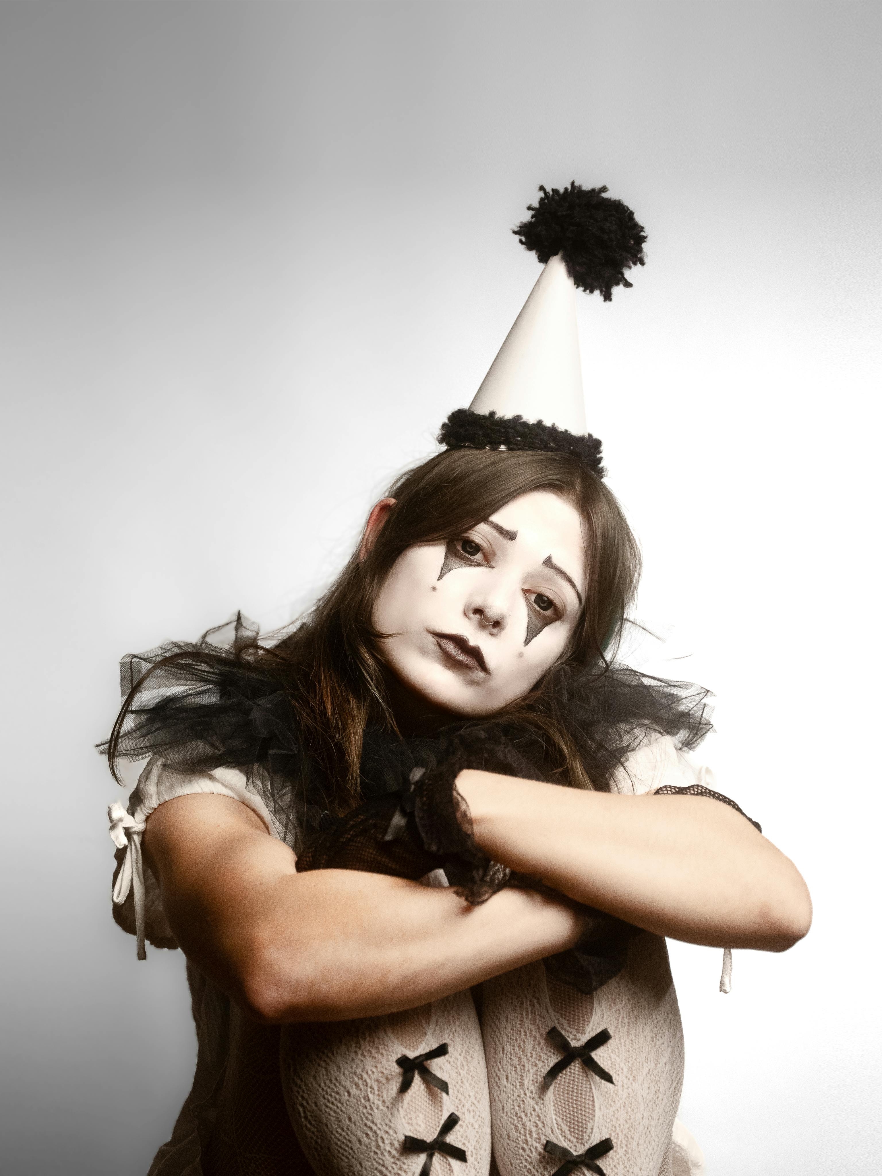 Ücretsiz Dramatik makyajlı, Pierrot kostümü giymiş üzgün bir pandomim sanatçısının portresi. Stok Fotoğraflar