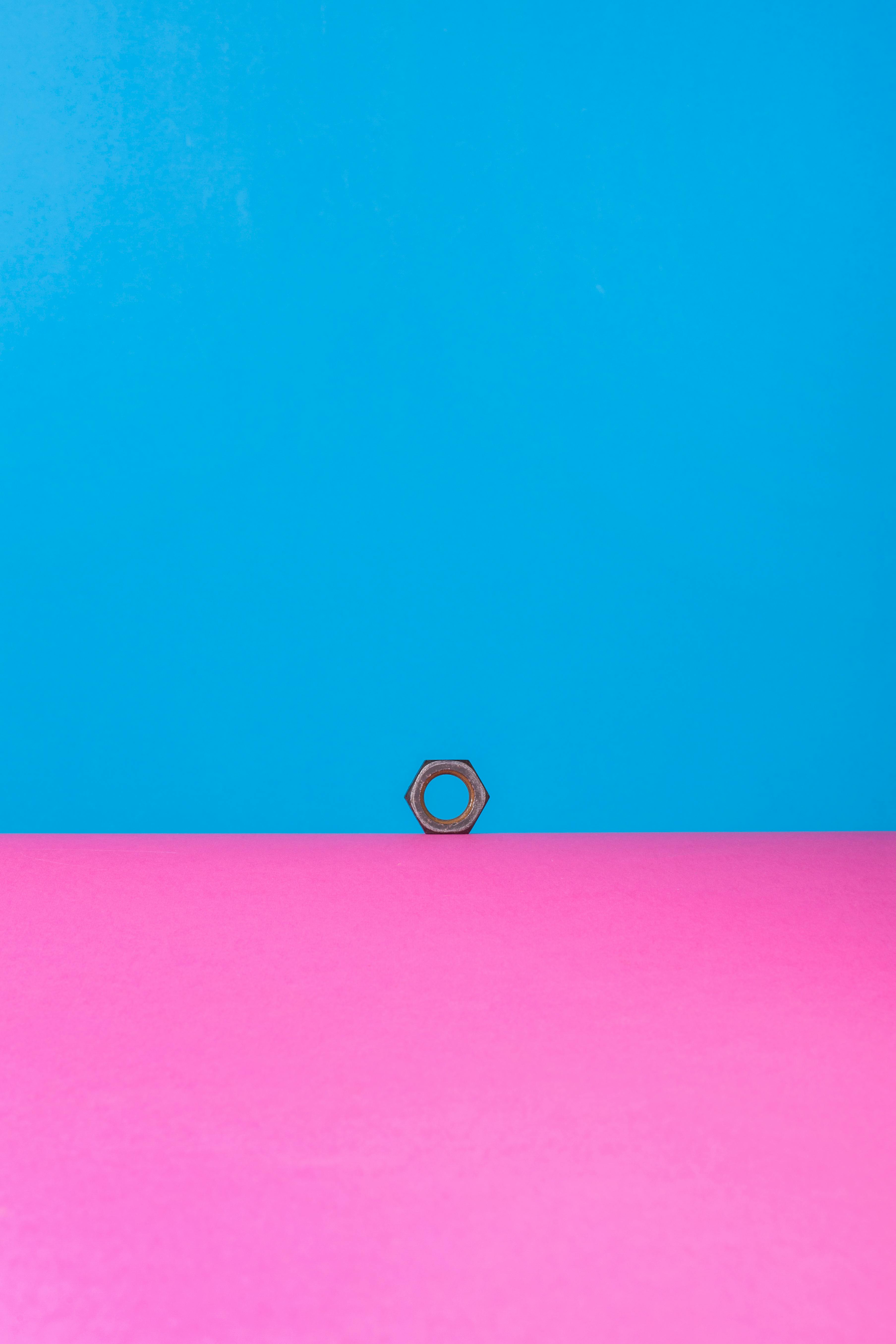 Kostenlos Ein einzelner Blitz vor einem leuchtend blauen und rosafarbenen Hintergrund, der Minimalismus demonstriert. Stock-Foto