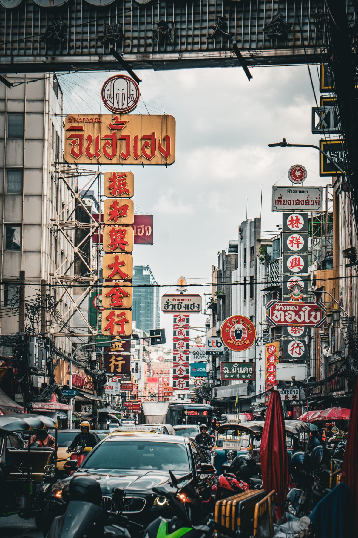 Unde te cazezi în Bangkok - Chinatown - stradă cu firme luminoase și trafic