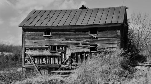 Free A weathered, abandoned barn stands alone in a rural landscape. Stock Photo