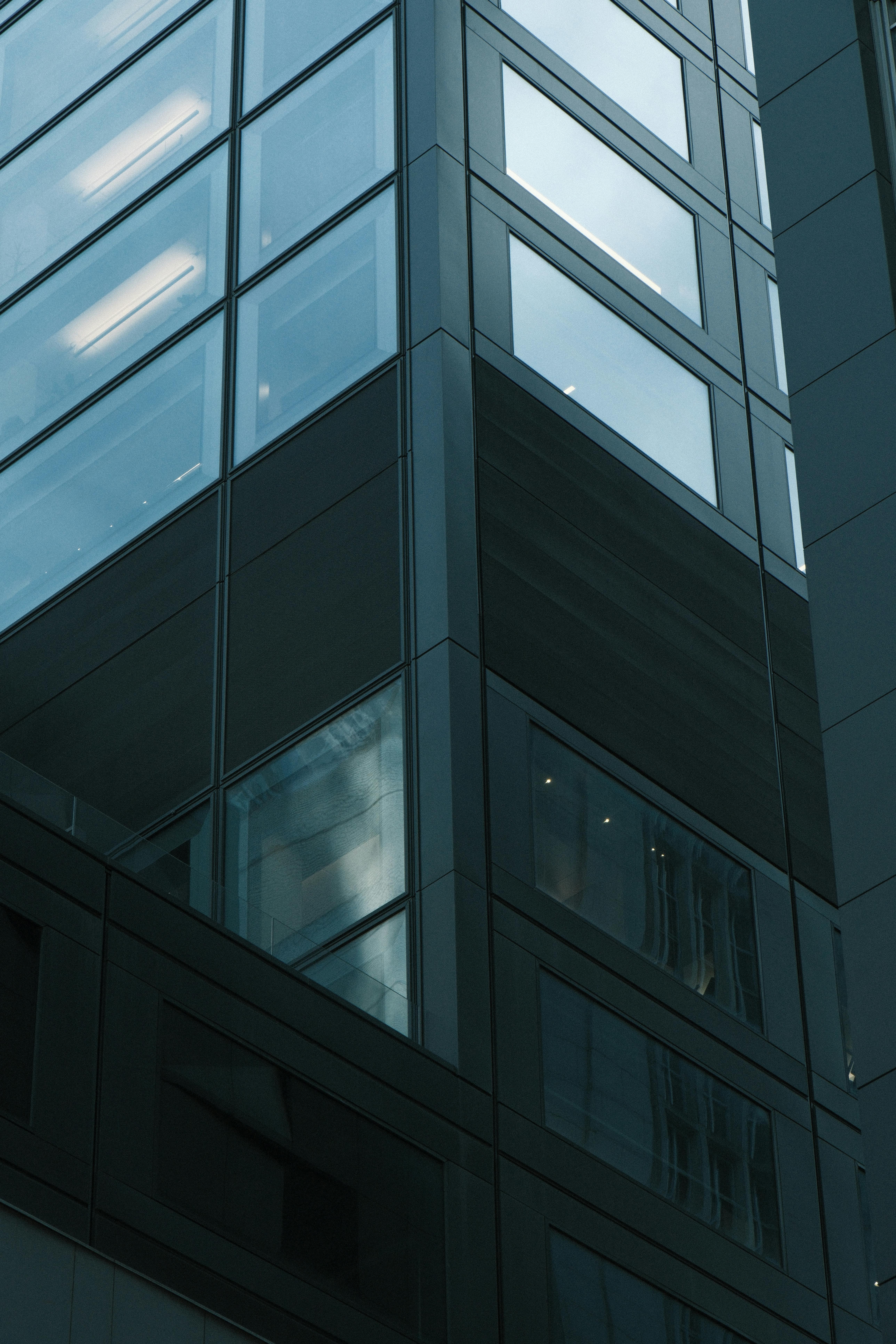 Gratis En moderne glasskyskraber, der afspejler byarkitektur i New York City. Lagerfoto