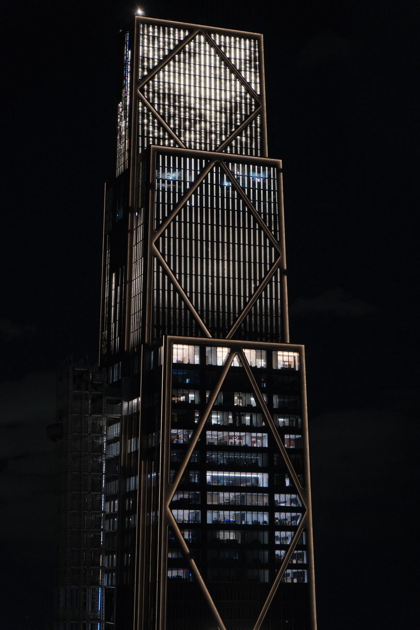 Nacht & Stadt bei Nacht – Atemberaubende Neon-Szene (von Miguel Rivera, 5152×7728, #34779322)