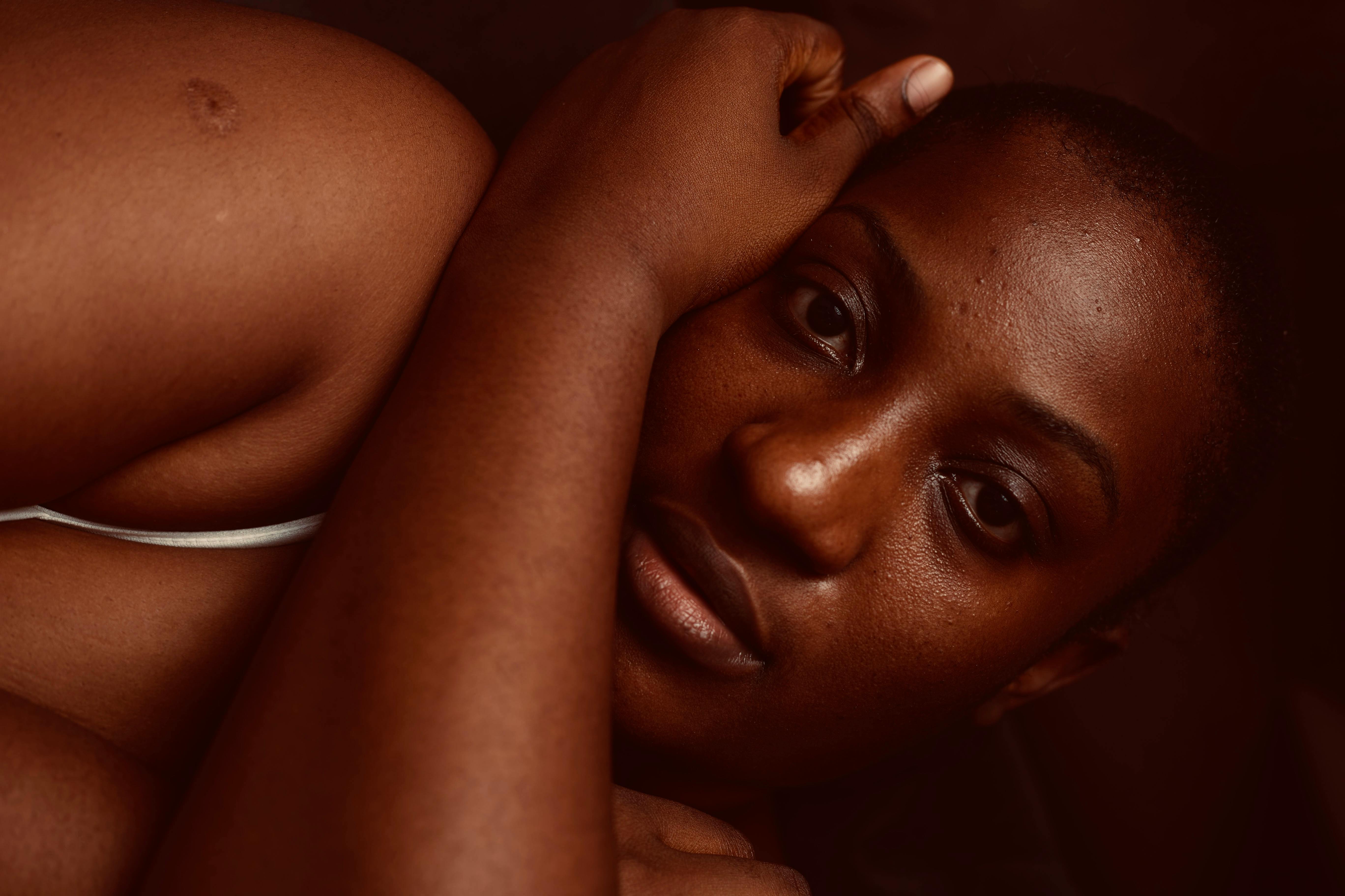 Personne en réflexion calme, symbolisant la résilience et l'introspection