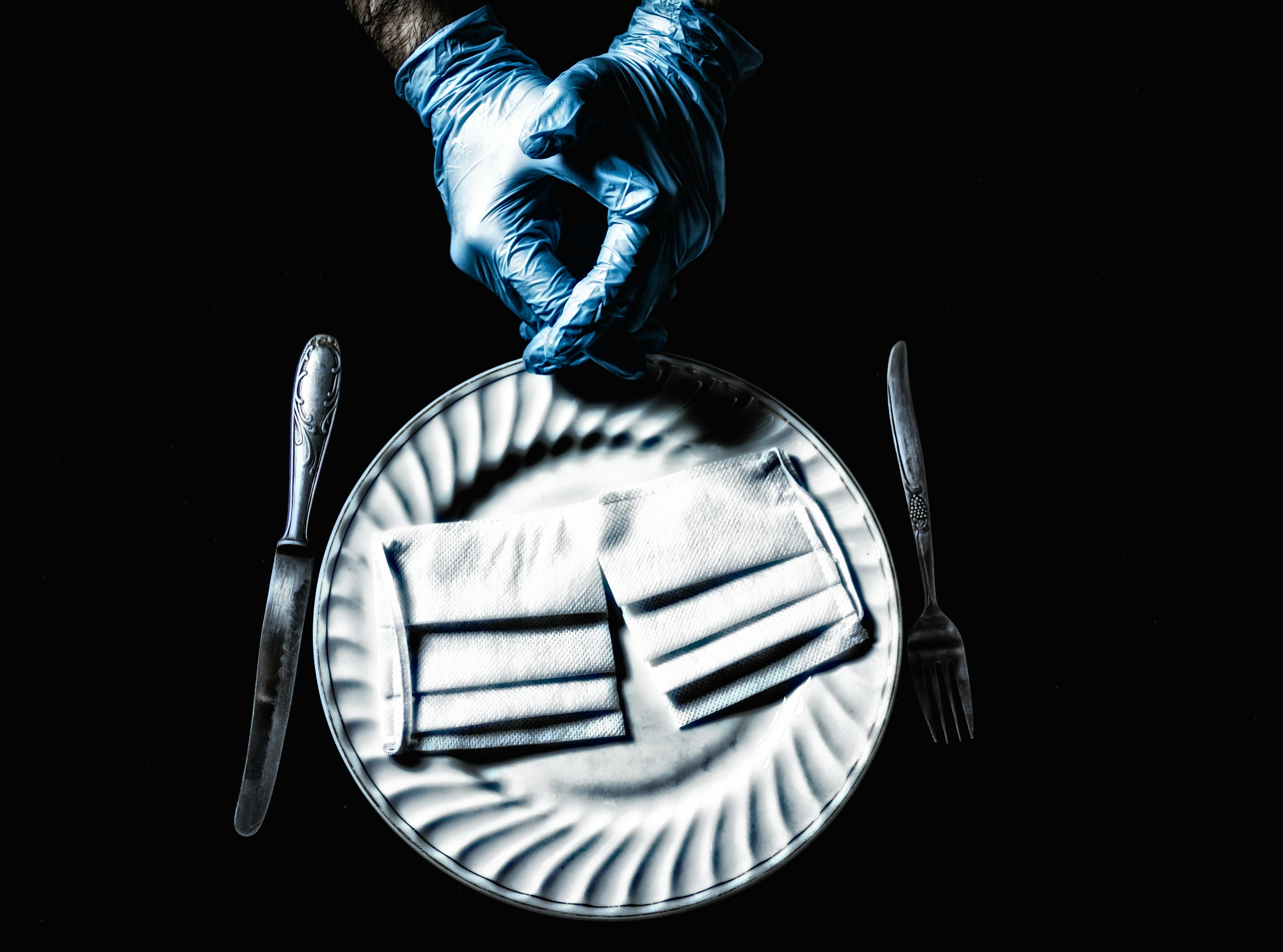 Zadarmo Modré rukavice ležia na tanieri s lekárskou maskou, čím sa zdôrazňuje povedomie o zdraví. Fotka z fotobanky