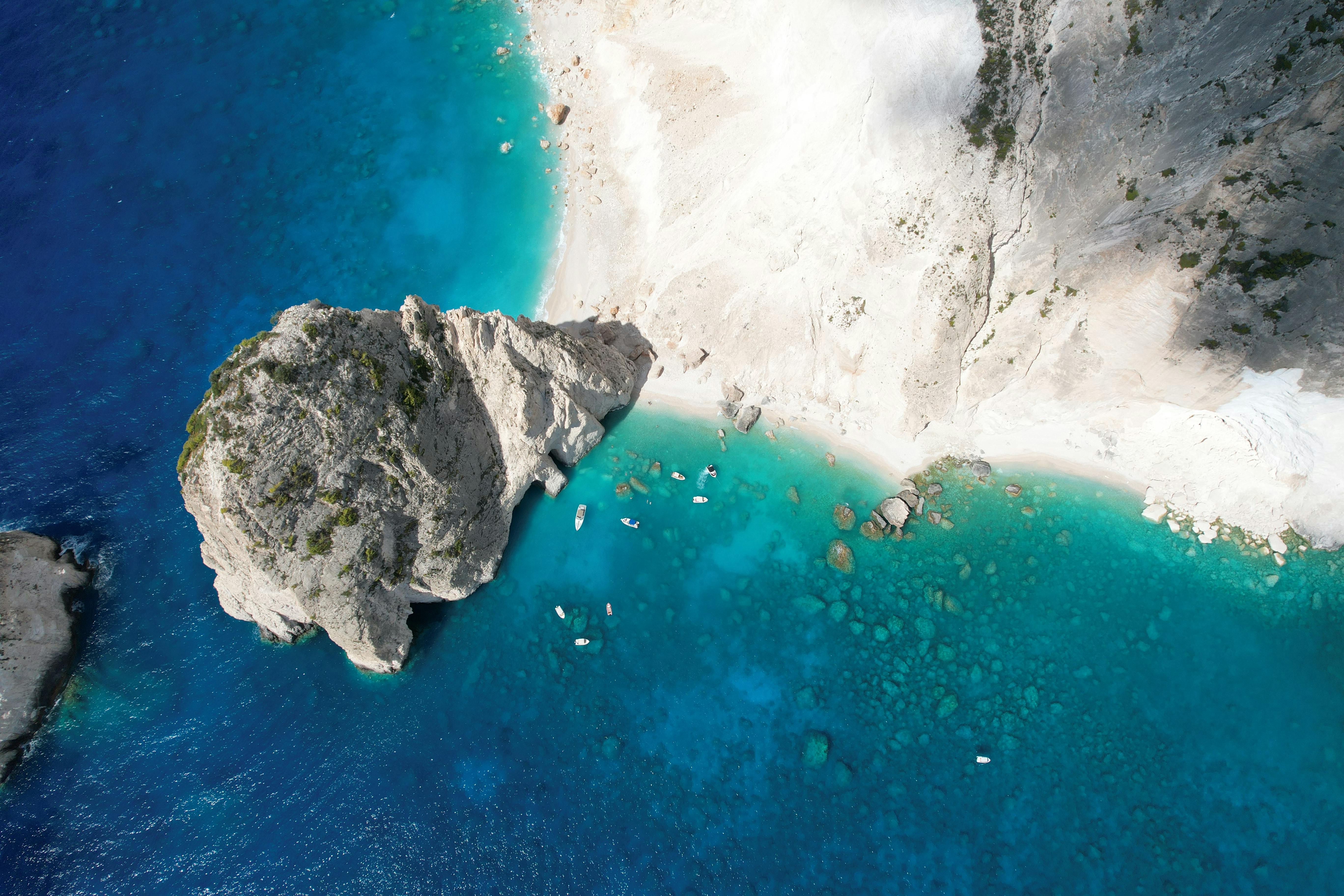 무료 바다 절벽과 청록색 바닷물의 놀라운 공중 전경을 감상하며, 해안의 자연적 아름다움을 더욱 돋보이게 합니다. 스톡 사진