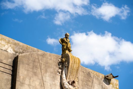 被酸雨严重腐蚀的古代石雕和建筑表面