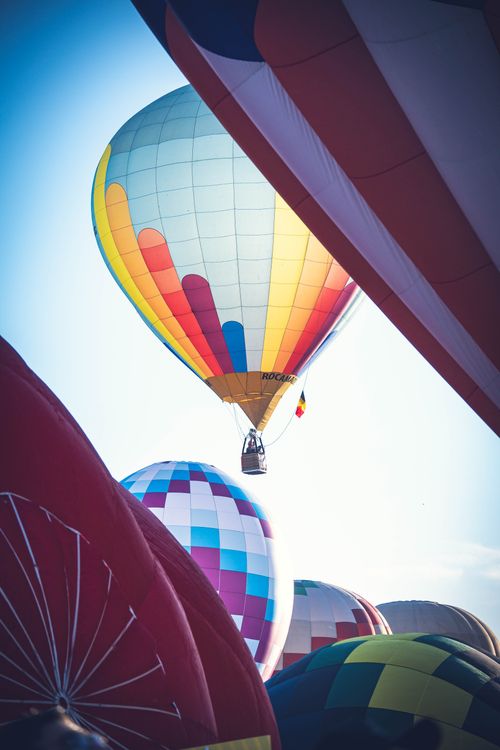 Coloridos Globos Aerost ticos En El Cielo Foto De Stock Gratuita coloridos-globos-aerost-ticos-en-el-cielo-foto-de-stock-gratuita