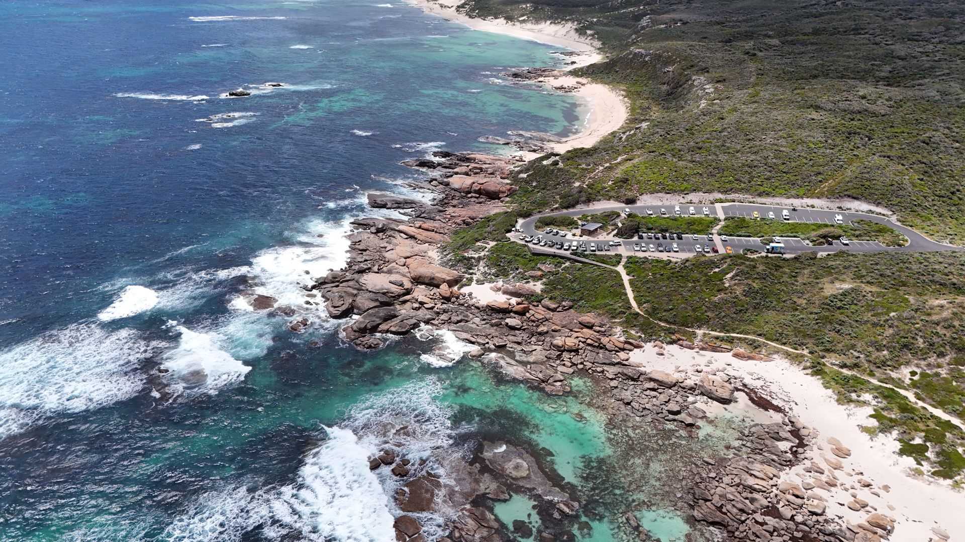Vista aérea de la costa de Australia con vegetación y mar turquesa
