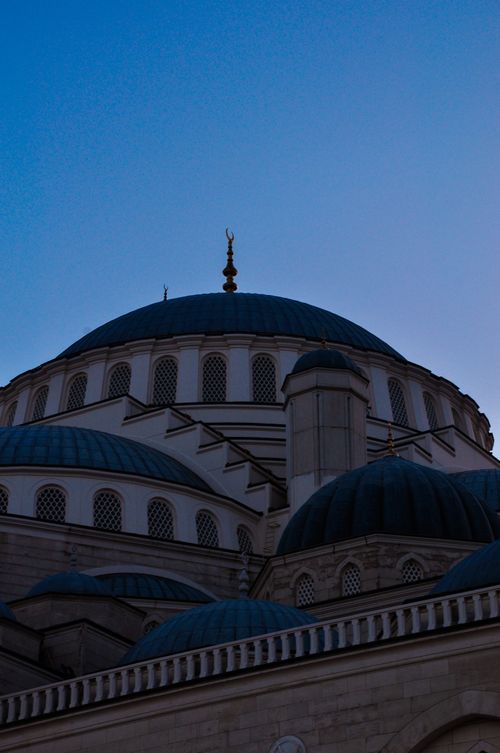 Free Silhouette of a mosque against a blue sky during twilight, showcasing Islamic architecture. Stock Photo