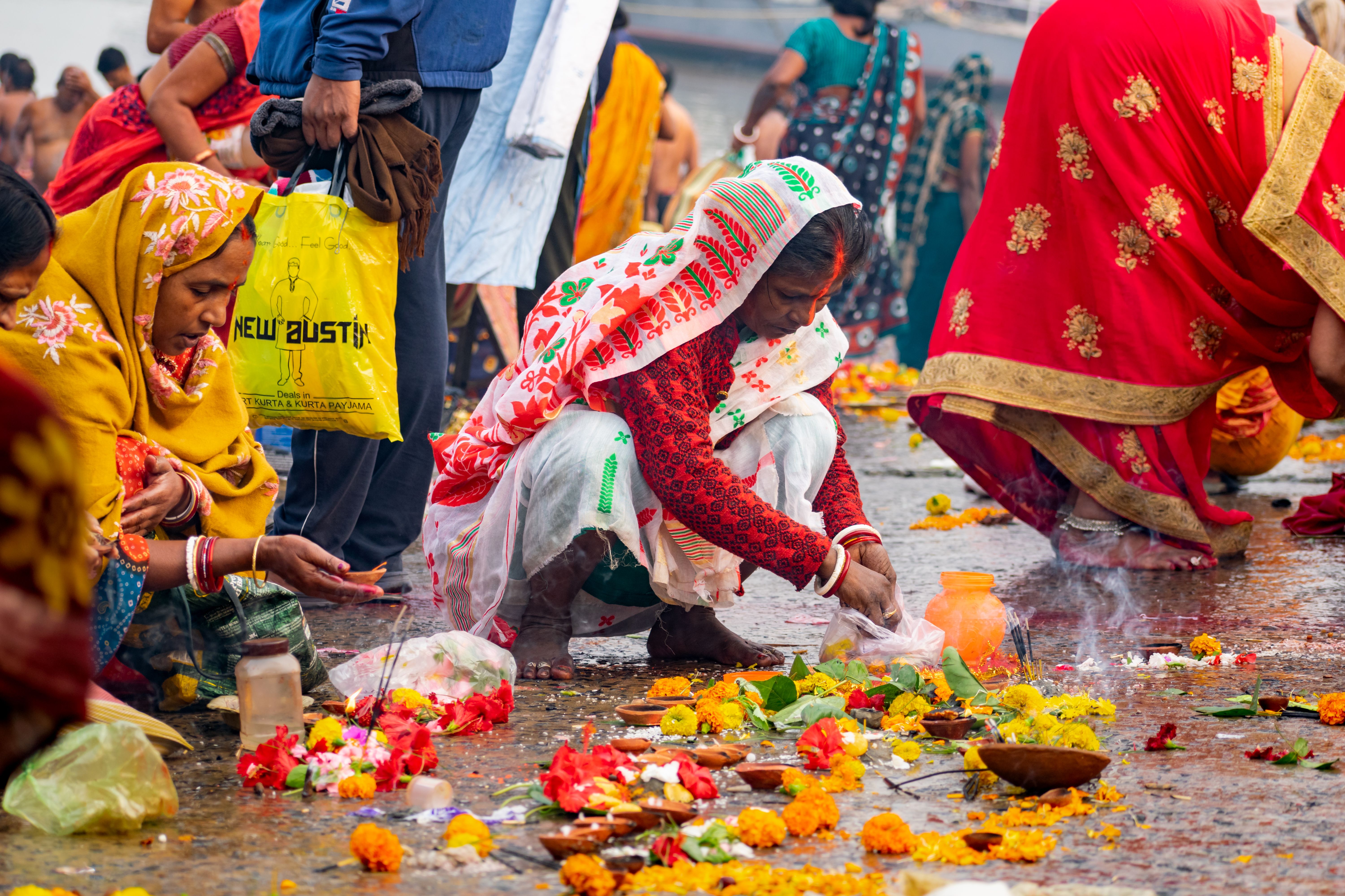 Colorful Hindu Ritual on Kolkata's Ganges Banks · Free Stock Photo