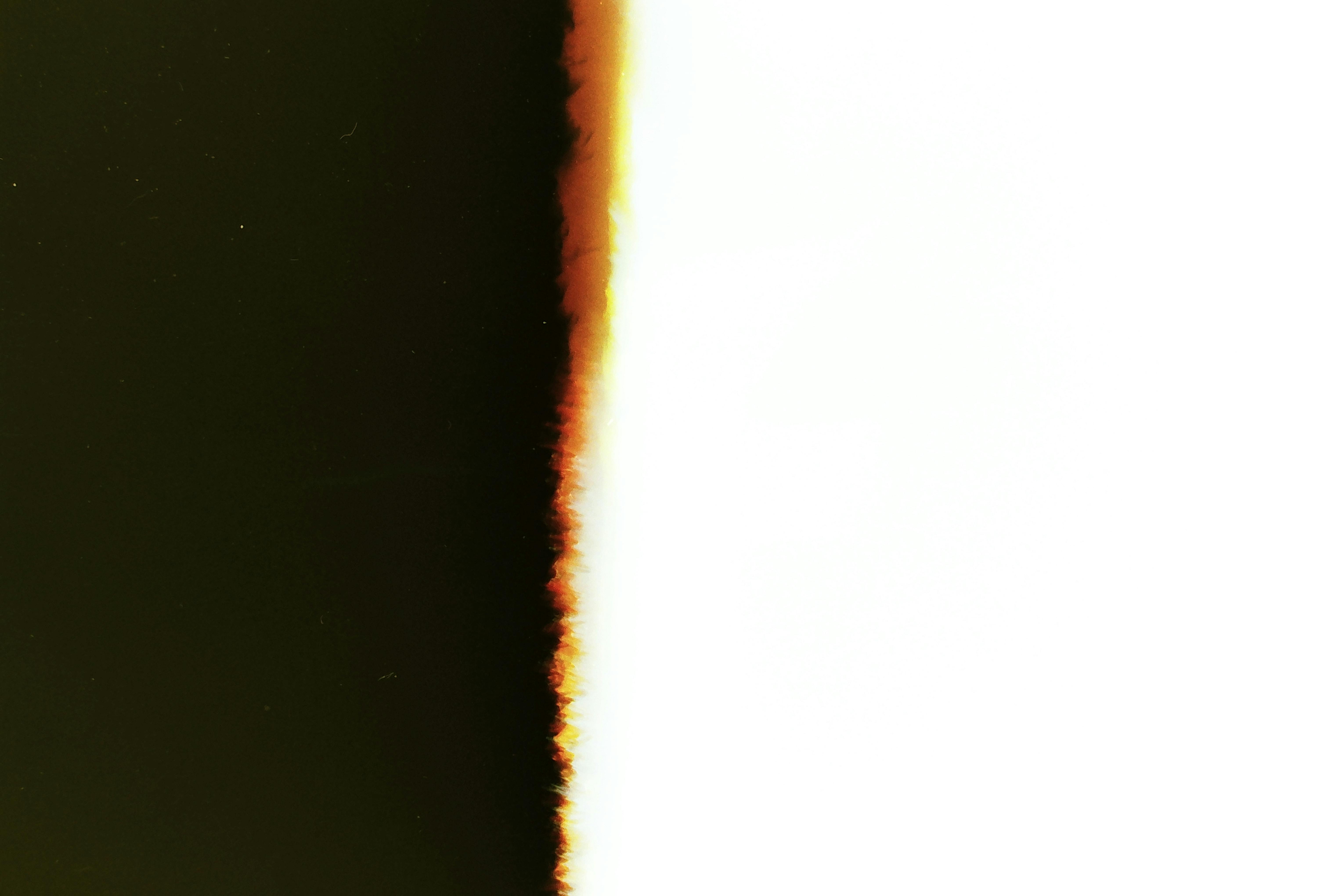 Gratis Imagen abstracta que muestra un efecto de película quemada con un marcado contraste entre la luz y la oscuridad. Foto de stock