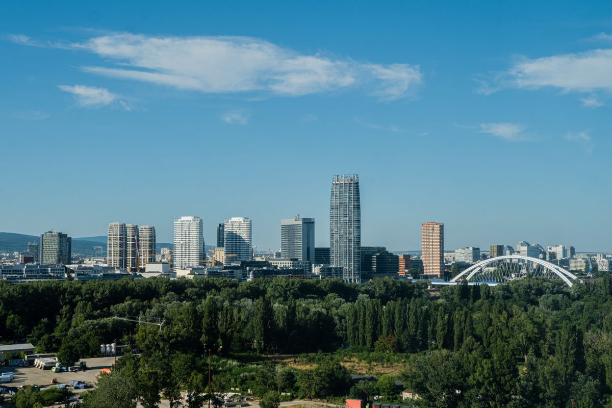 Panoráma Bratislavy s modernými bytovými domami a mestskou zástavbou