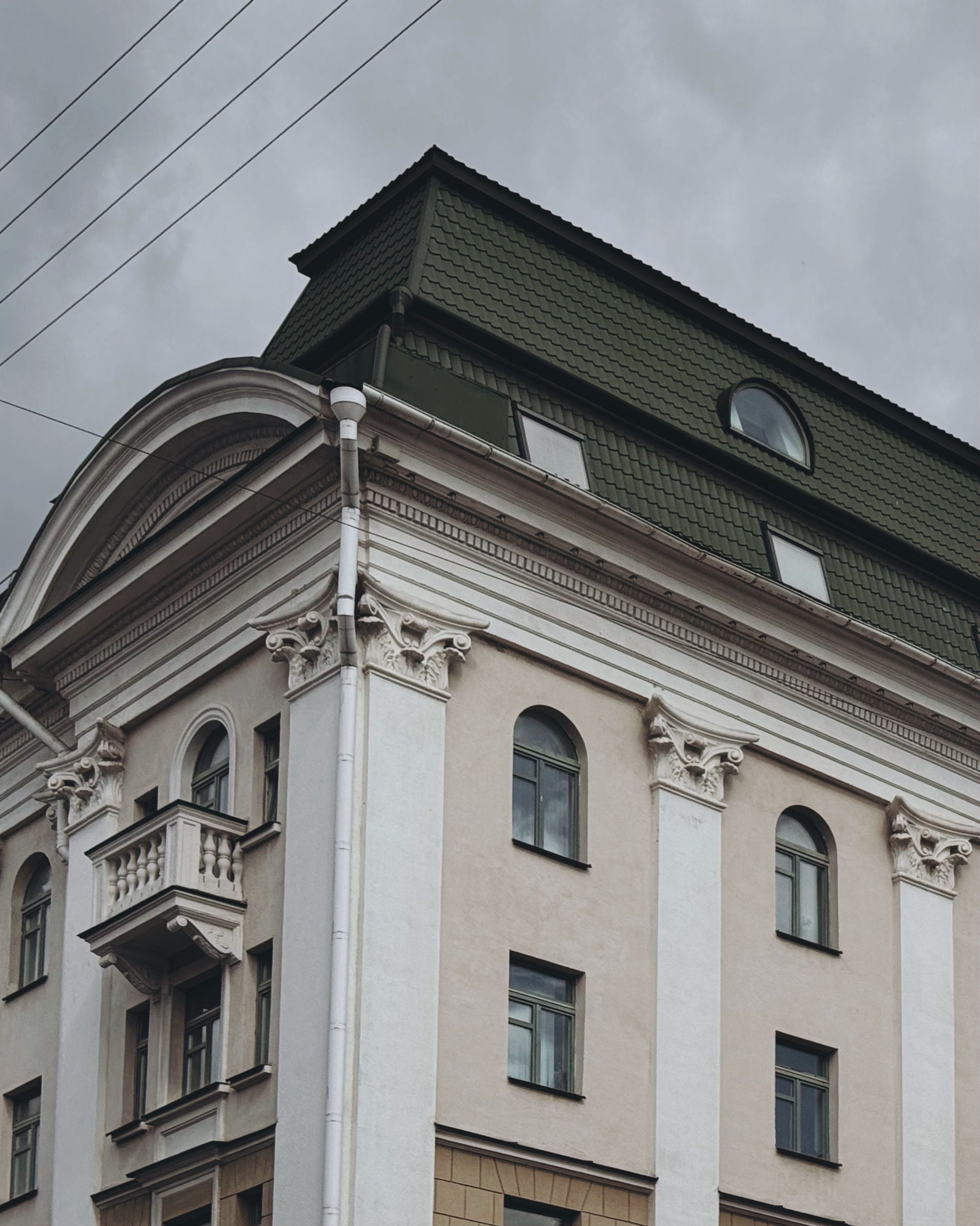 Historic Architectural Building Under Cloudy Sky · Free Stock Photo