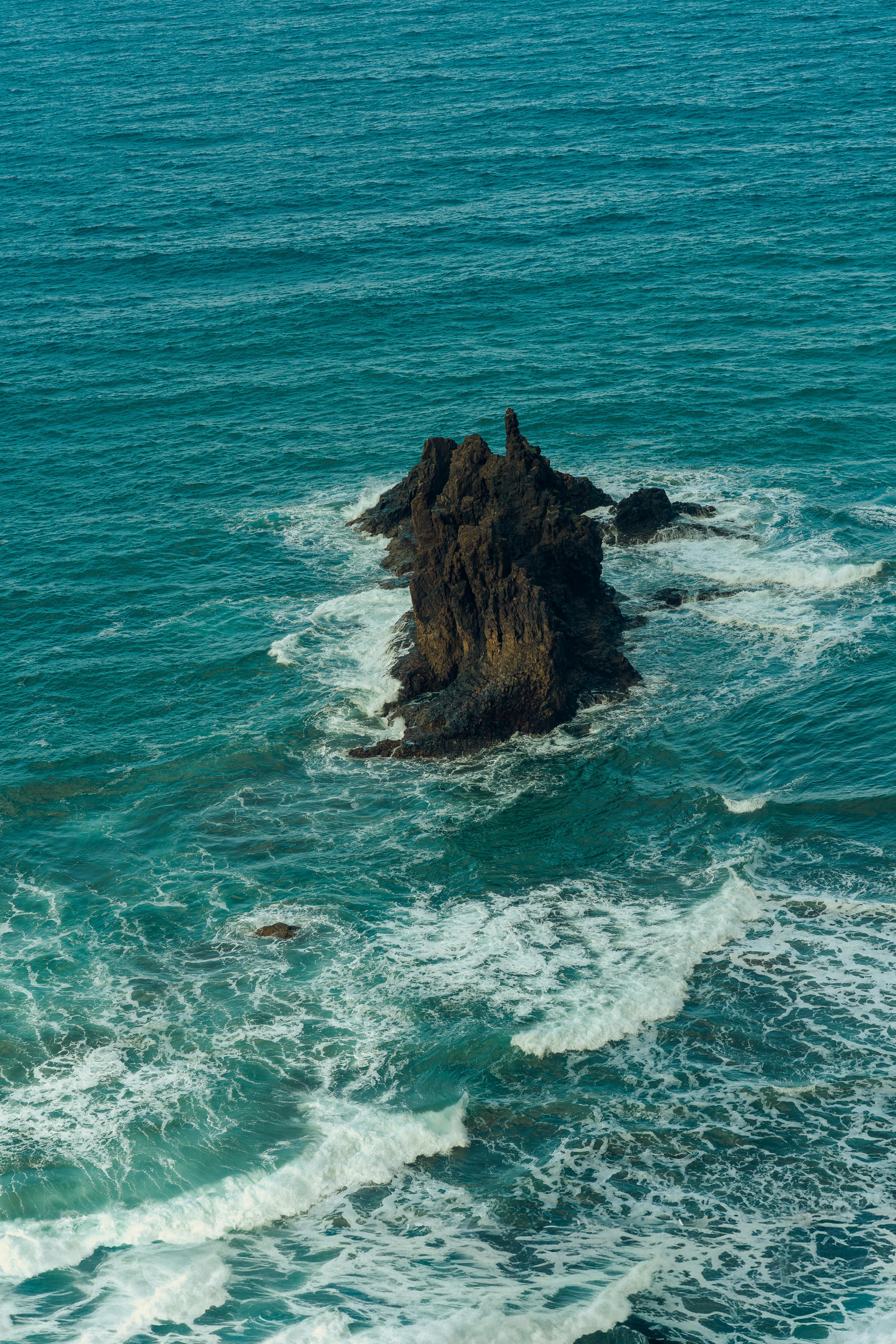 Dramatic Rock Formation in Ocean Waves · Free Stock Photo