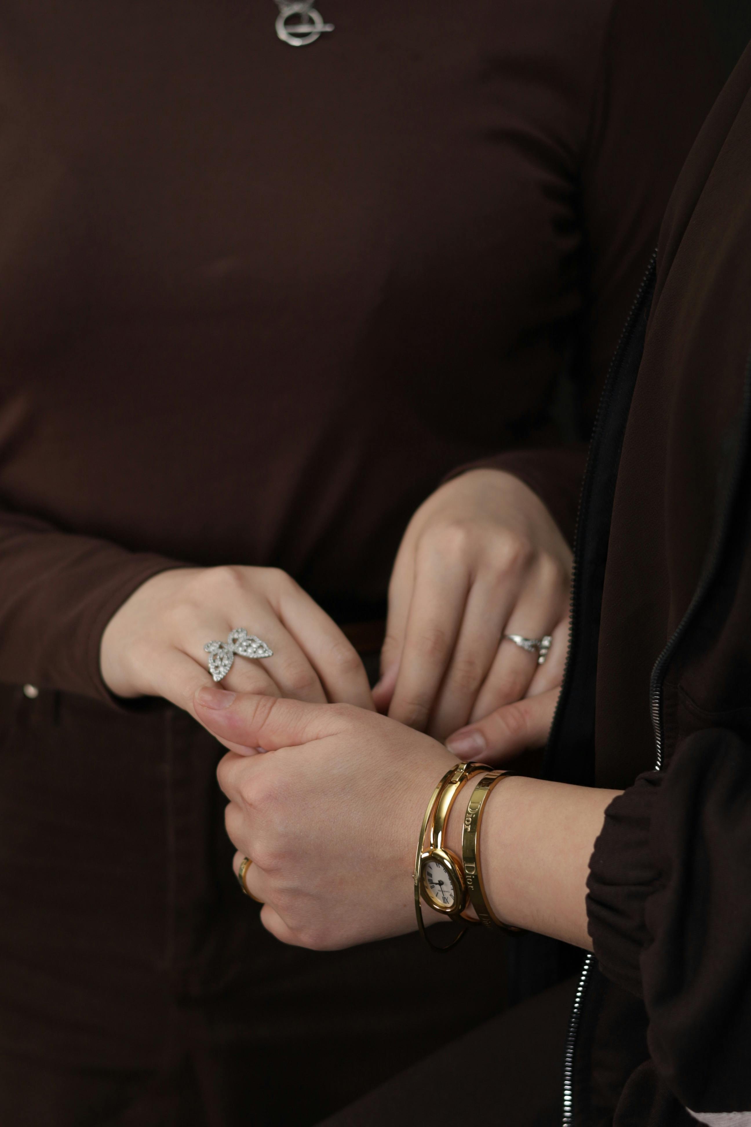 Gratis Primo piano di eleganti accessori di moda e gioielli da donna. Foto a disposizione