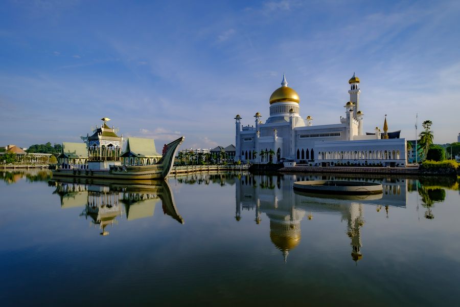 Omar Ali Saifuddien Mosque reflected in water at sunrise, a familiar sight for anyone using a Brunei Darussalam dating site from the capital