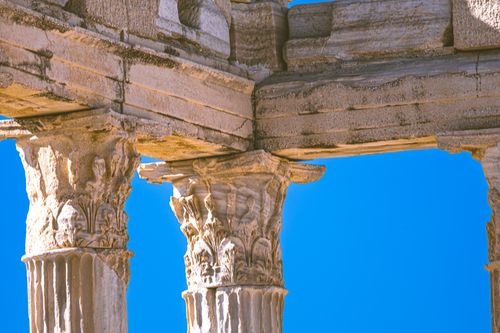 Free Close-up of intricate ancient columns in Antalya, Türkiye, against a clear blue sky. Stock Photo