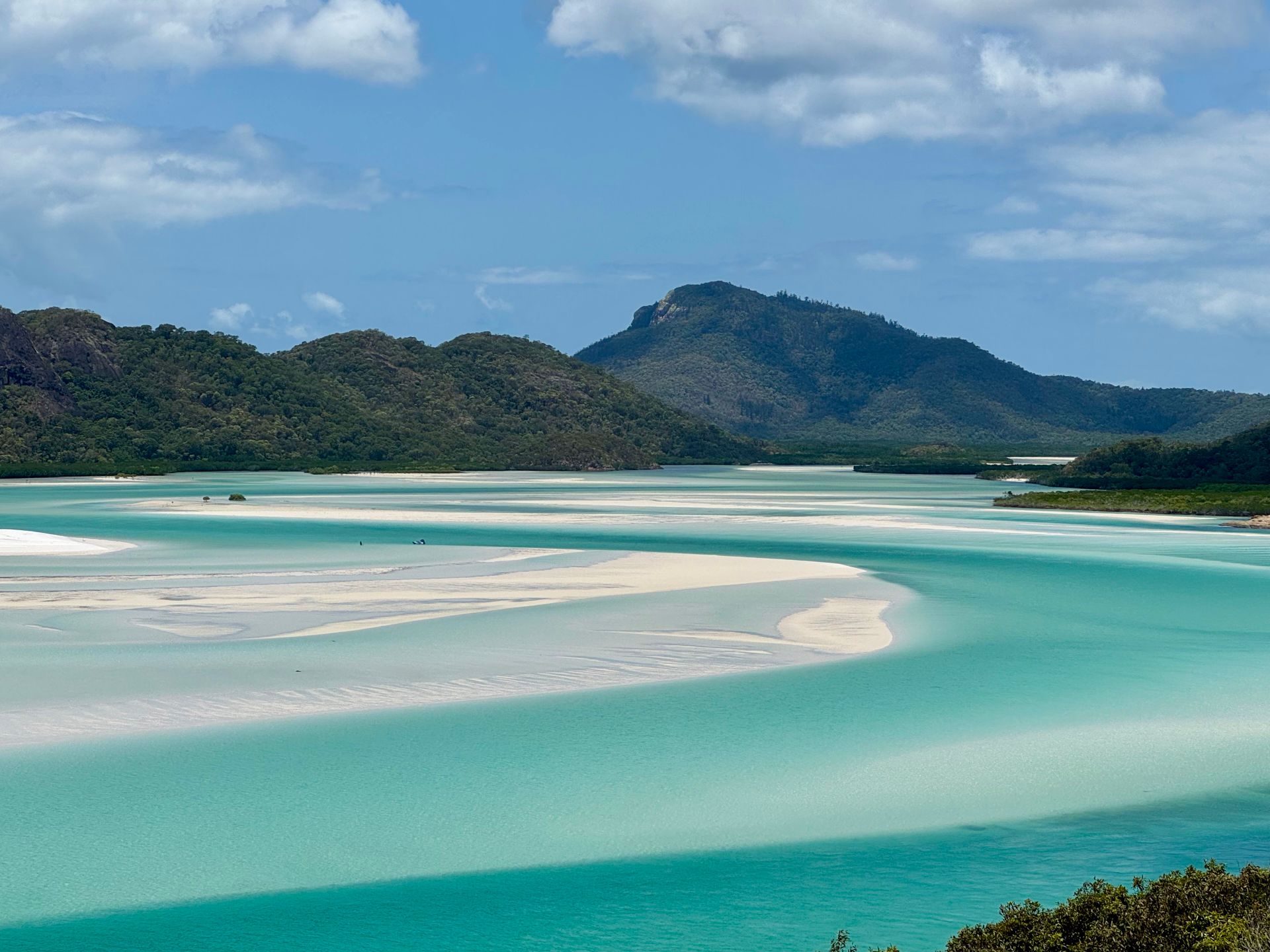 Bancos de arena blanca y aguas turquesa de Hill Inlet en las islas Whitsundays