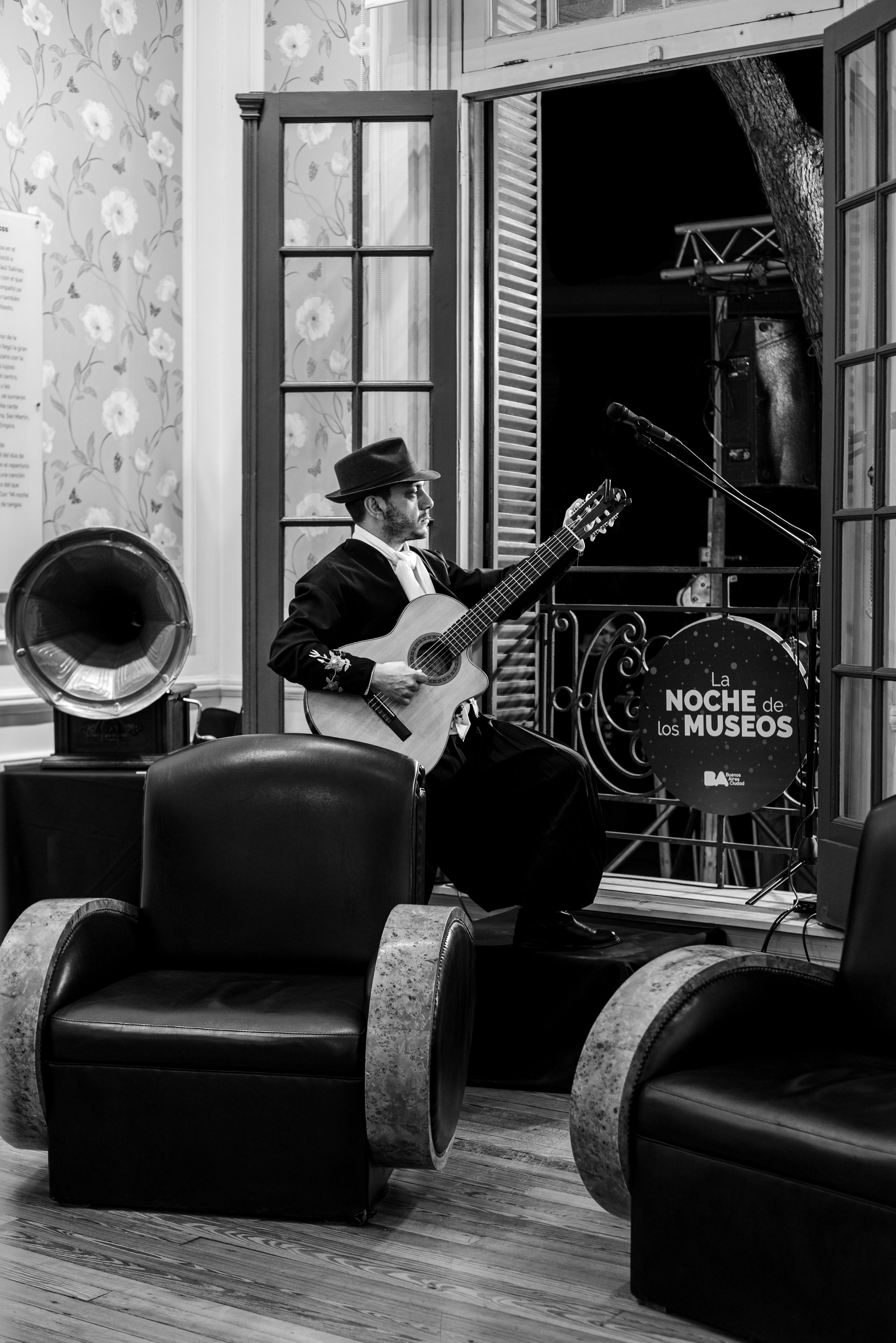 Ücretsiz Buenos Aires'teki La Noche de los Museos'ta bir gitaristin atmosferik monokrom portresi. Stok Fotoğraflar
