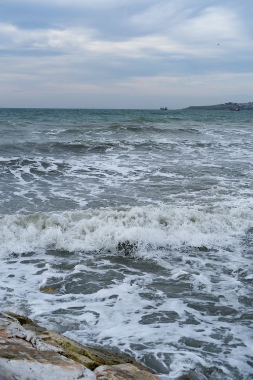 Free Capture of vibrant waves at Büyükçekmece beach, Istanbul, during a cloudy day. Stock Photo