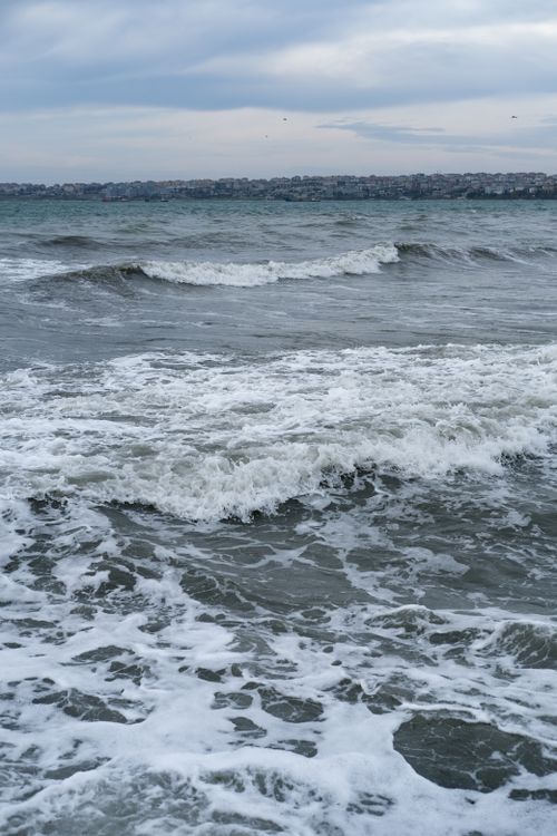 Free Dynamic waves crashing on Büyükçekmece coastline under cloudy skies in İstanbul. Stock Photo