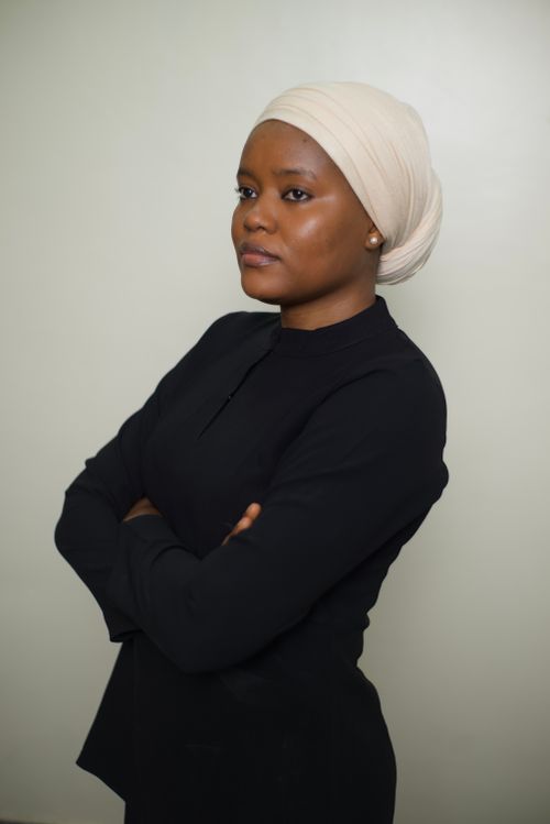 Free Portrait of a confident and professional Muslim businesswoman wearing a hijab, exemplifying female empowerment and leadership. Stock Photo