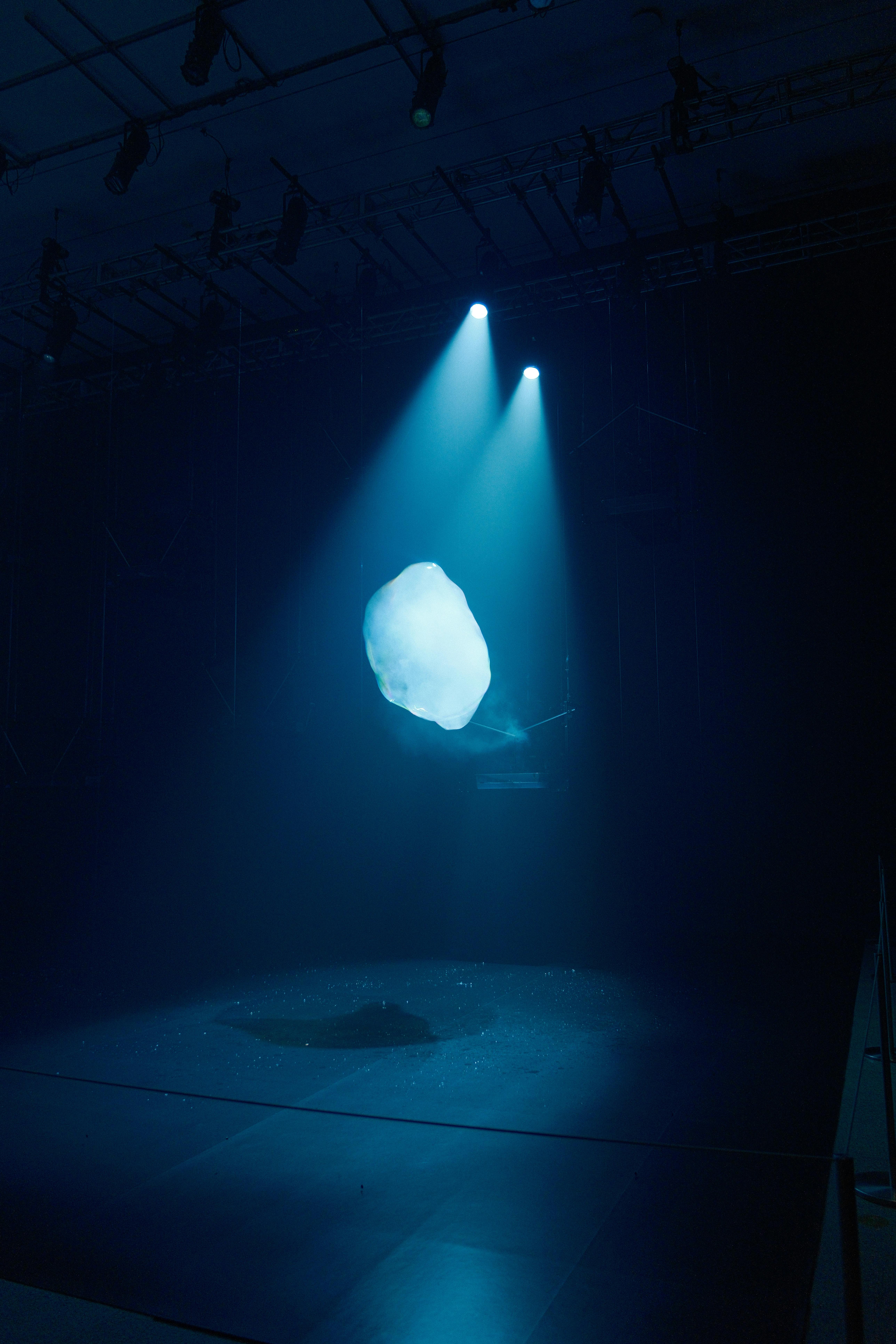 grátis Cena abstrata com foco dramático no palco, criando um ambiente artístico moderno. Foto profissional