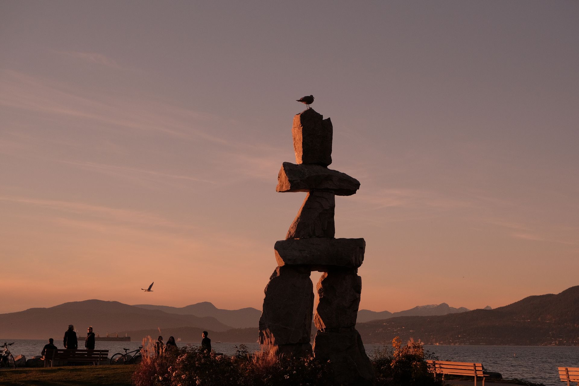Un monumento de piedra en un parque de la paz al atardecer