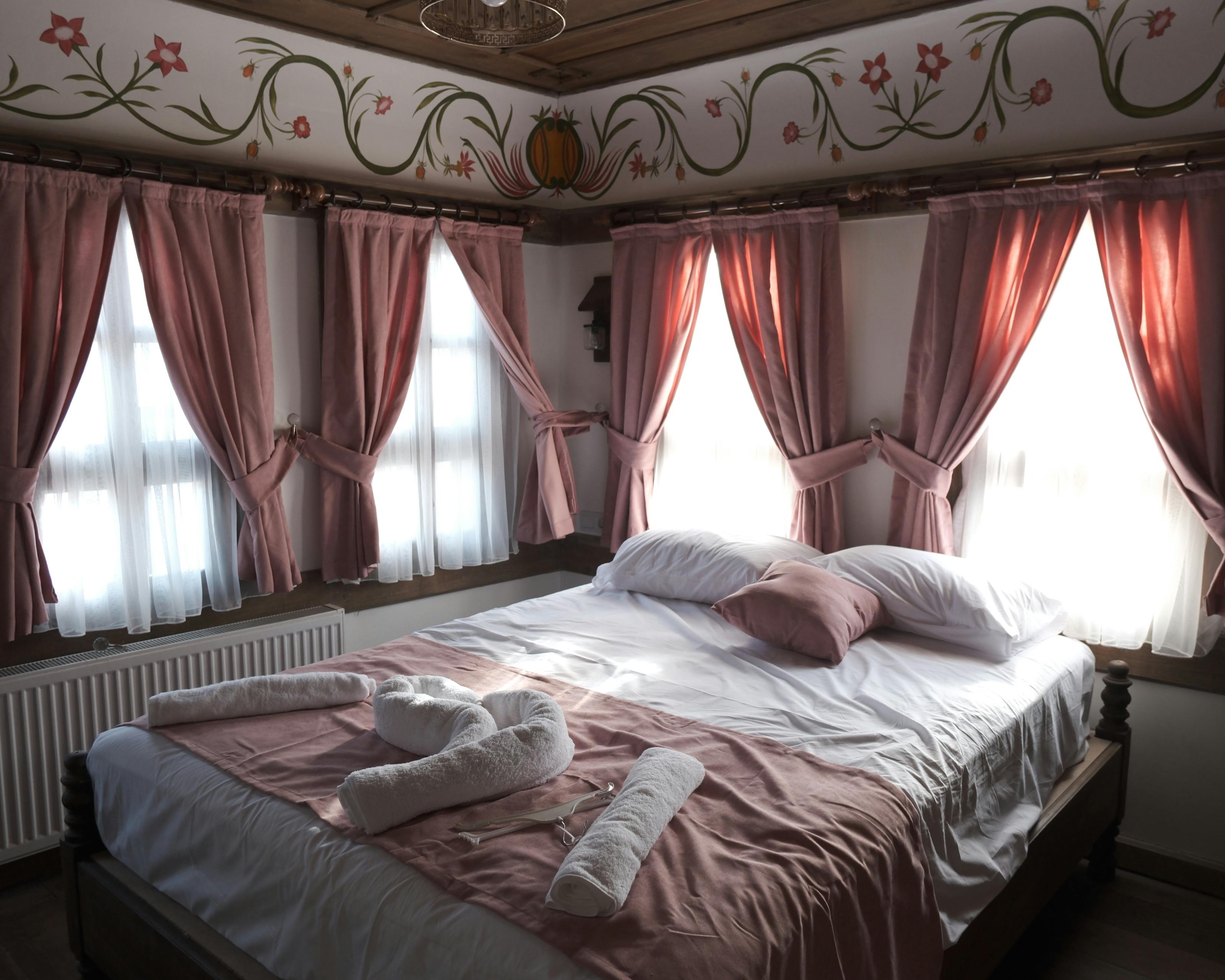 Starý peřinový polštář není jen starým cetkem, švadlena předvedla, jak z něj vytvořit luxusní dekoraci.