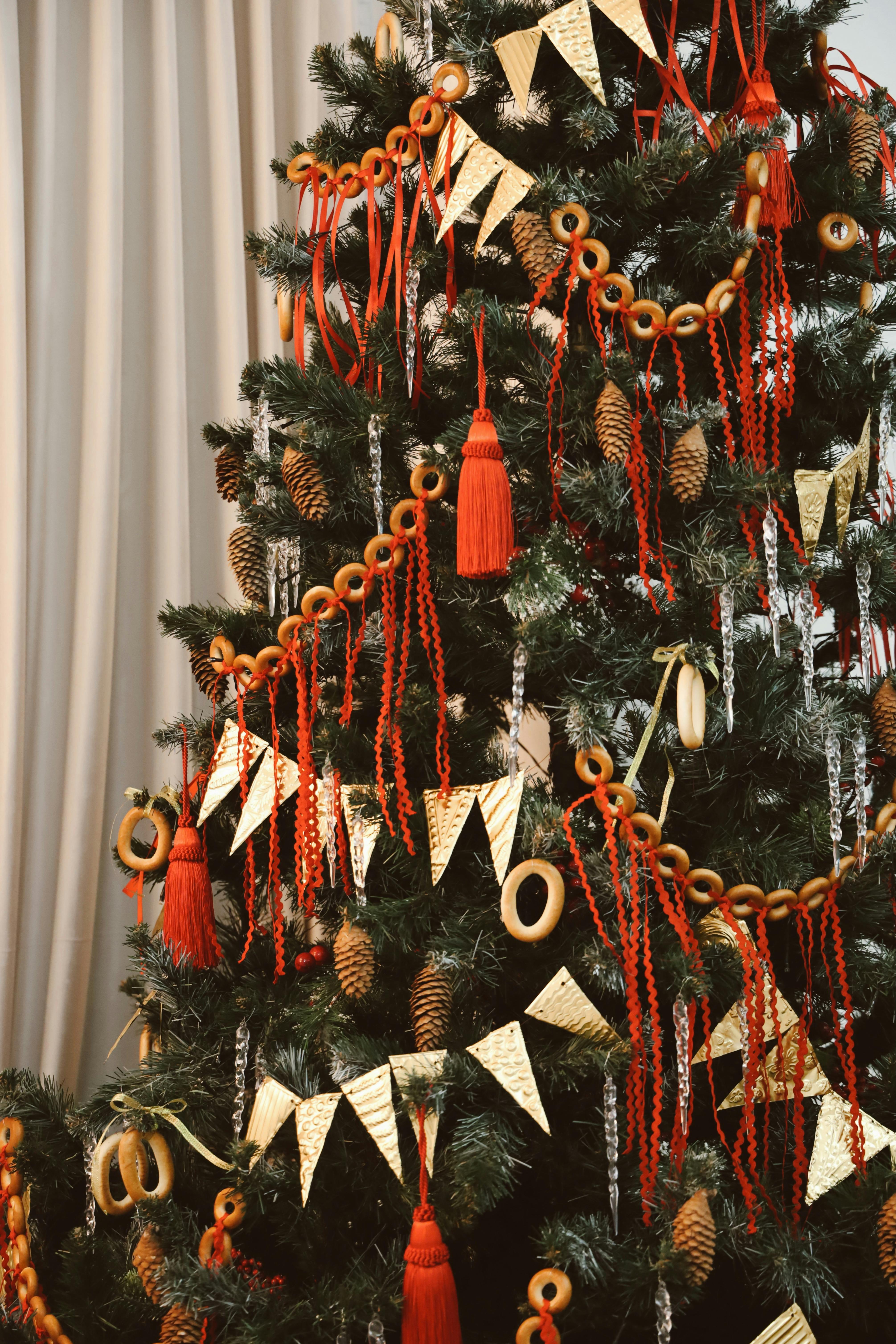 무료 빨간색과 금색 장식으로 장식된 크리스마스 트리는 휴일 분위기에 완벽합니다. 스톡 사진