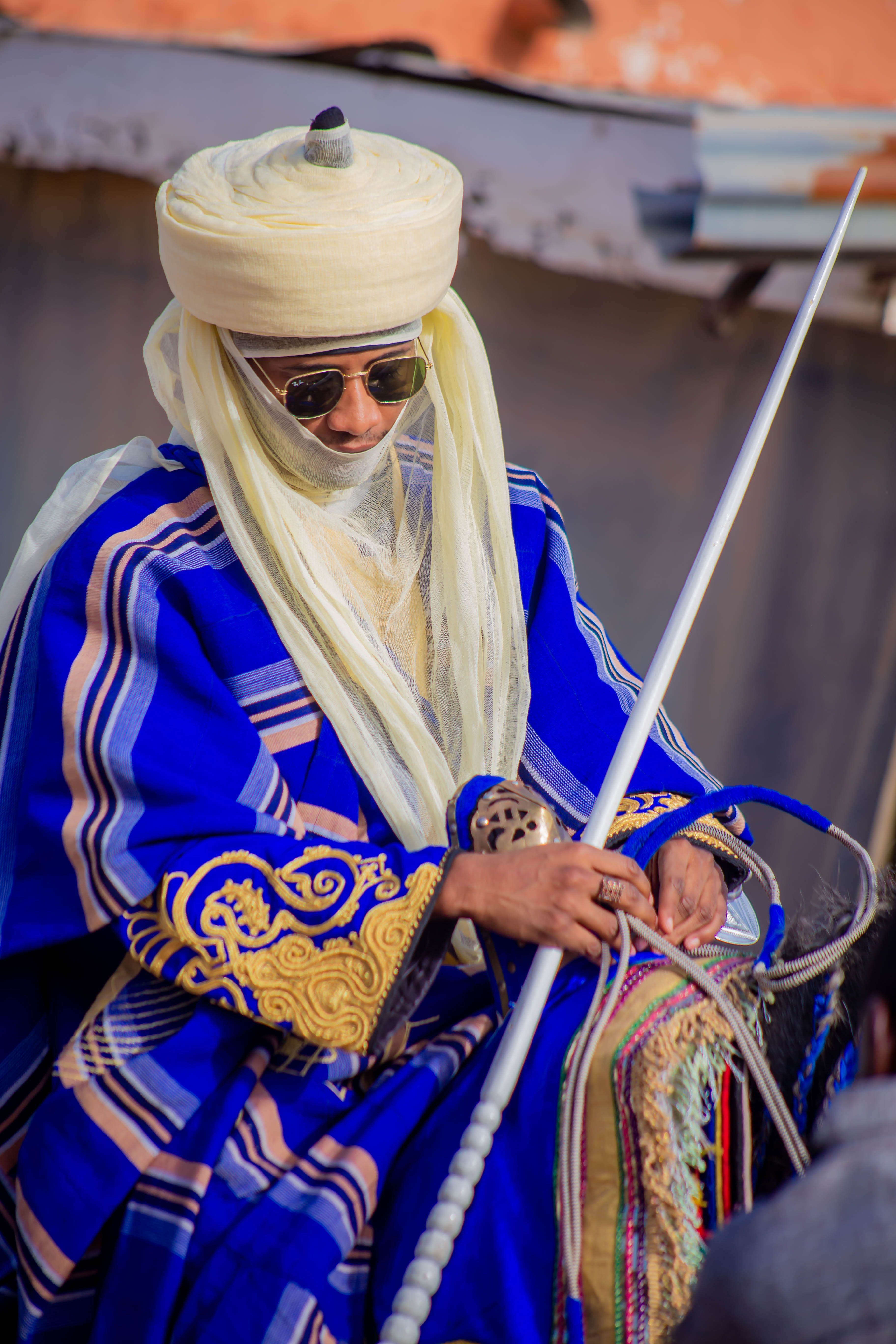 Trajes Tradicionais Tuaregues E Exibição De Espadas · Foto profissional ...
